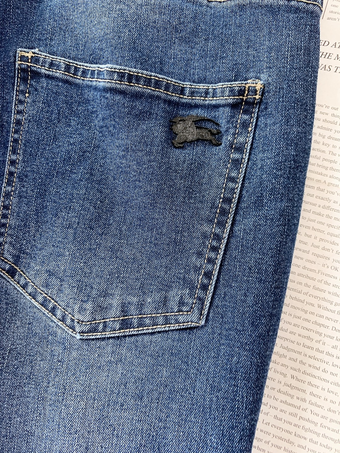 Burberry 巴宝莉 2025FW秋冬新品高级时装感，重工洗水牛仔裤。面料很特殊，超细精仿棉纱混纺，