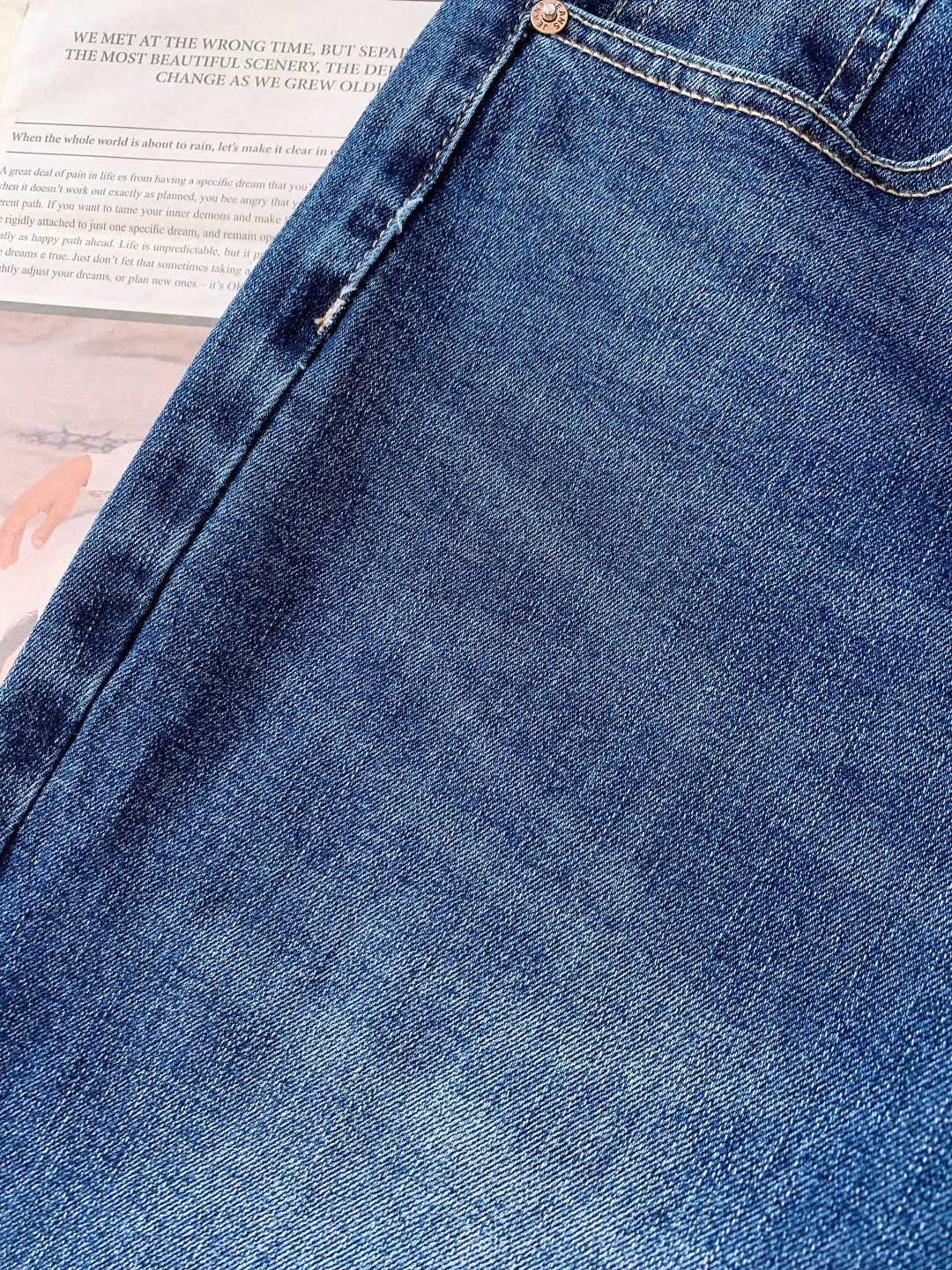 Burberry 巴宝莉 2025FW秋冬新品高级时装感，重工洗水牛仔裤。面料很特殊，超细精仿棉纱混纺，