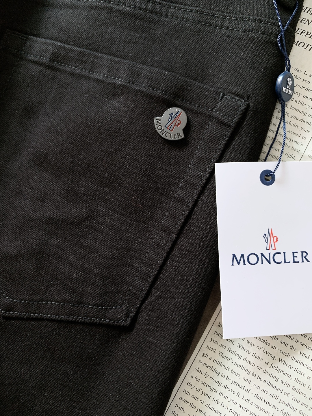 Moncler 蒙口 2025FW秋冬新品高级时装感，重工洗水牛仔裤。面料很特殊，超细精仿棉纱混纺，超柔