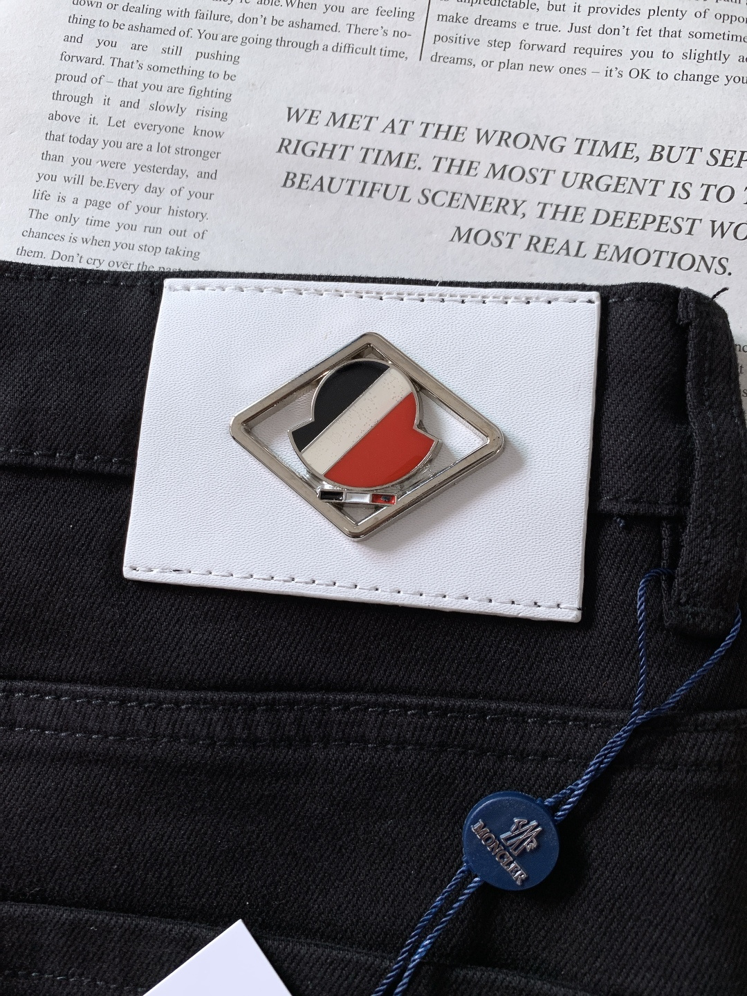 Moncler 蒙口 2025FW秋冬新品高级时装感，重工洗水牛仔裤。面料很特殊，超细精仿棉纱混纺，超柔