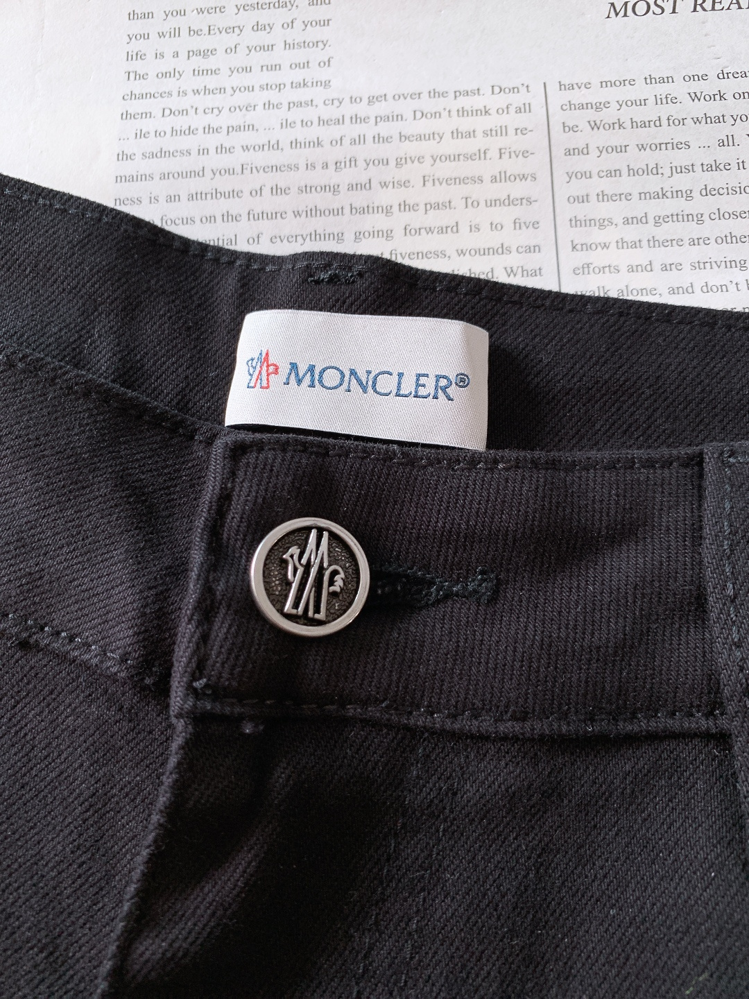 Moncler 蒙口 2025FW秋冬新品高级时装感，重工洗水牛仔裤。面料很特殊，超细精仿棉纱混纺，超柔