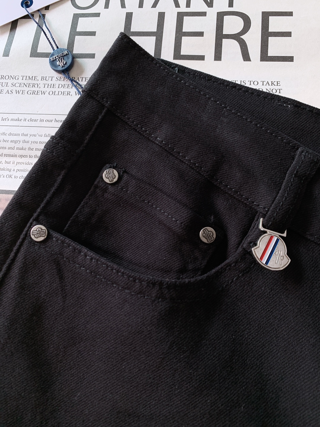 Moncler 蒙口 2025FW秋冬新品高级时装感，重工洗水牛仔裤。面料很特殊，超细精仿棉纱混纺，超柔