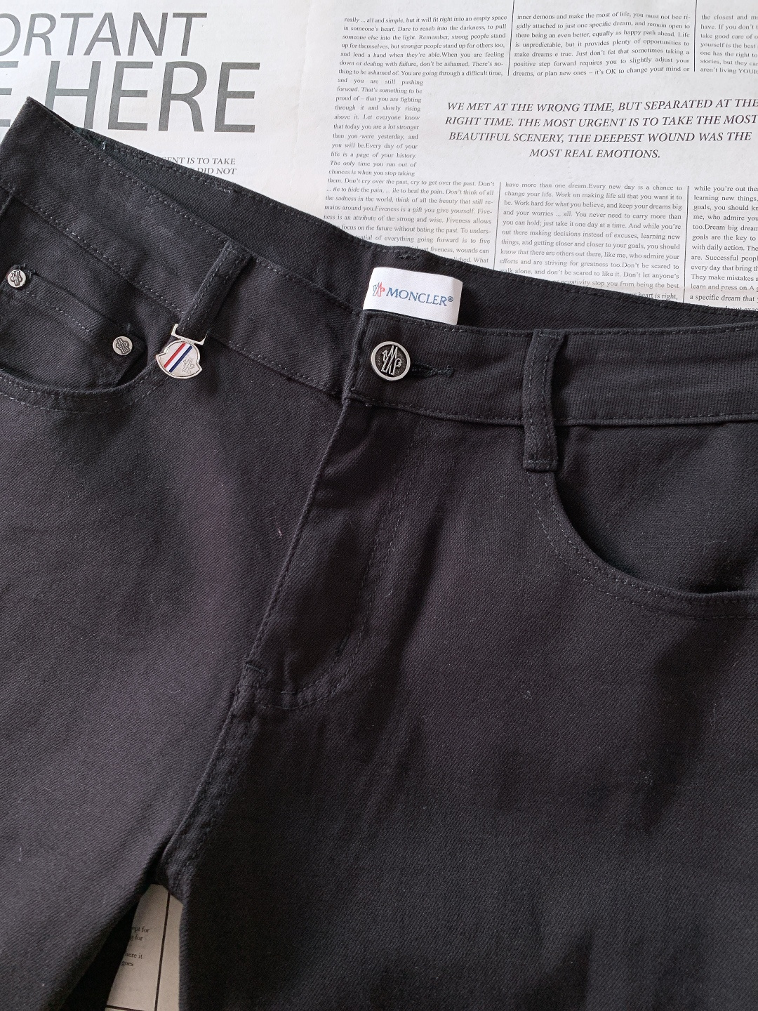Moncler 蒙口 2025FW秋冬新品高级时装感，重工洗水牛仔裤。面料很特殊，超细精仿棉纱混纺，超柔