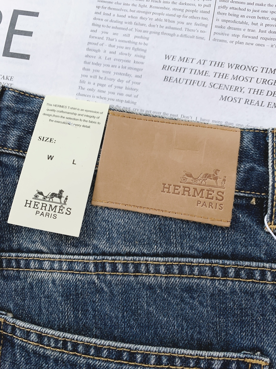 Hermès 爱马仕 复古破洞牛仔裤👖选用重磅洗水牛仔面料，经过做旧水洗工艺呈现出层次丰富的深灰质感，裤