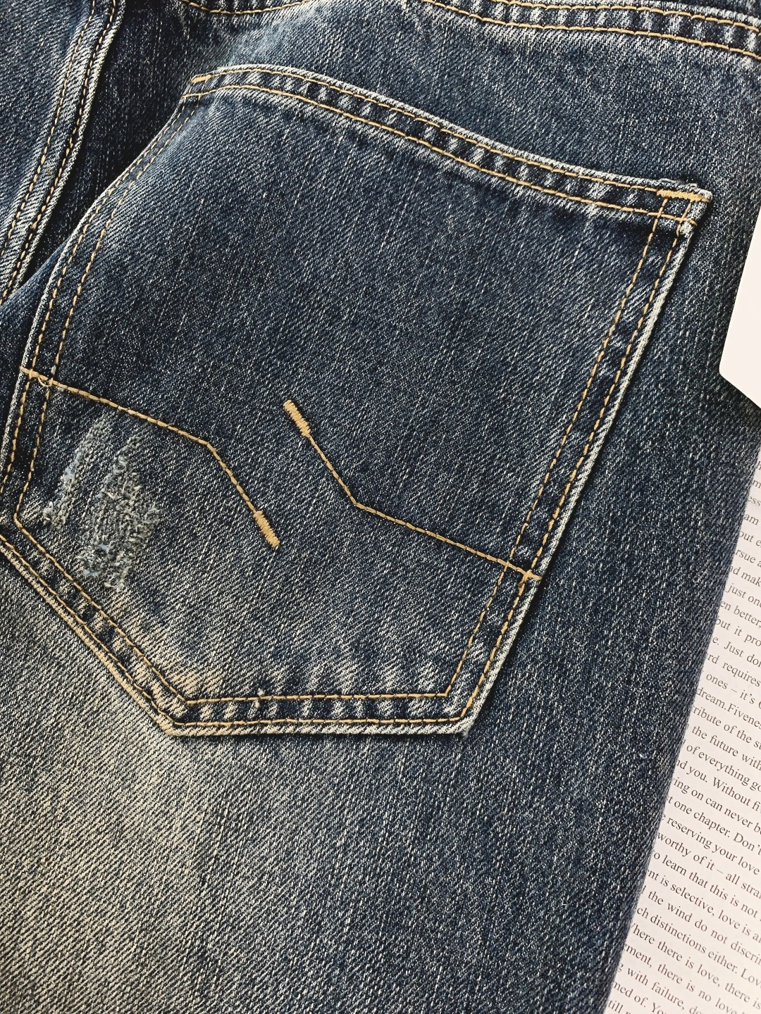 Hermès 爱马仕 复古破洞牛仔裤👖选用重磅洗水牛仔面料，经过做旧水洗工艺呈现出层次丰富的深灰质感，裤