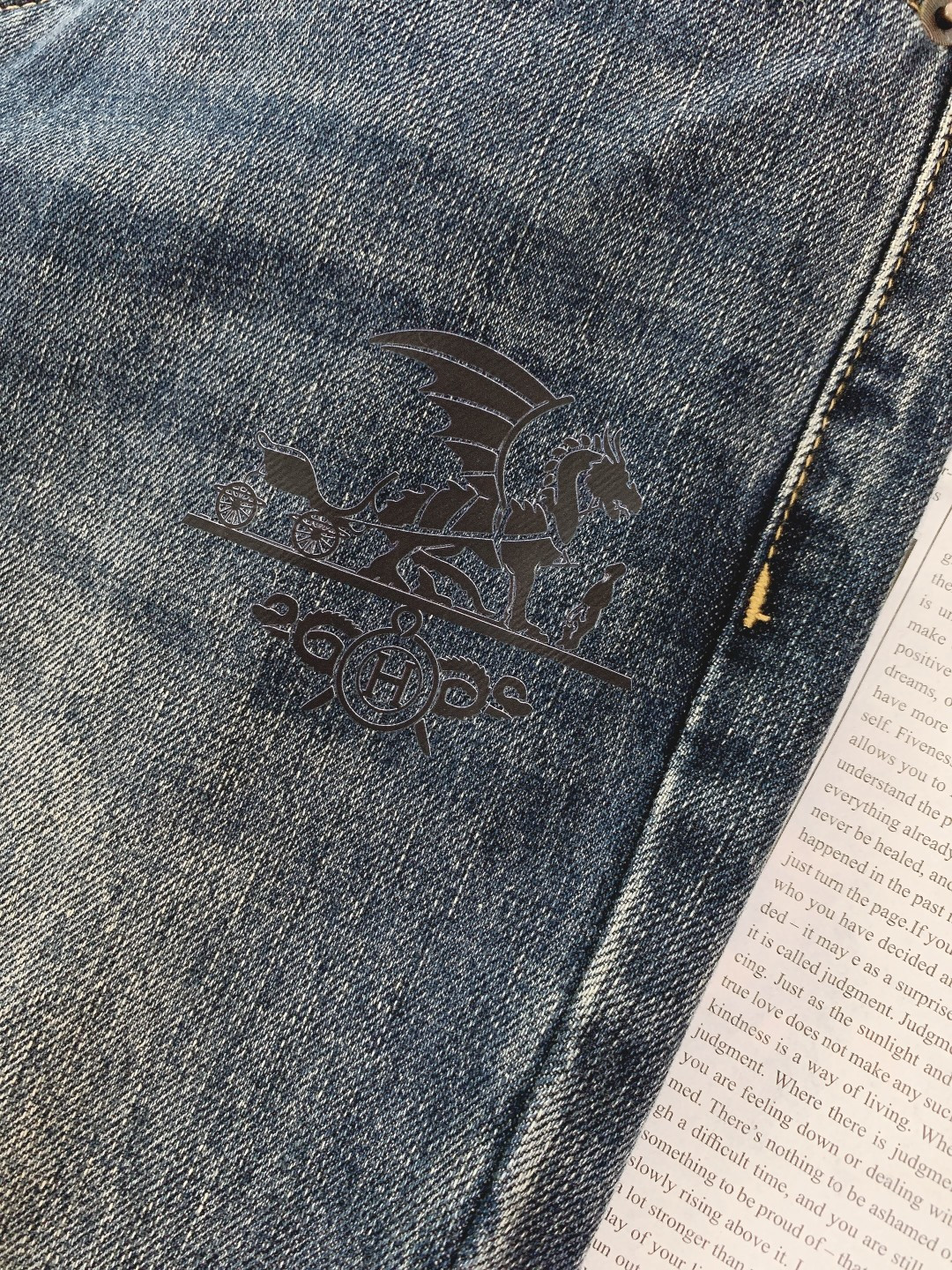 Hermès 爱马仕 复古破洞牛仔裤👖选用重磅洗水牛仔面料，经过做旧水洗工艺呈现出层次丰富的深灰质感，裤