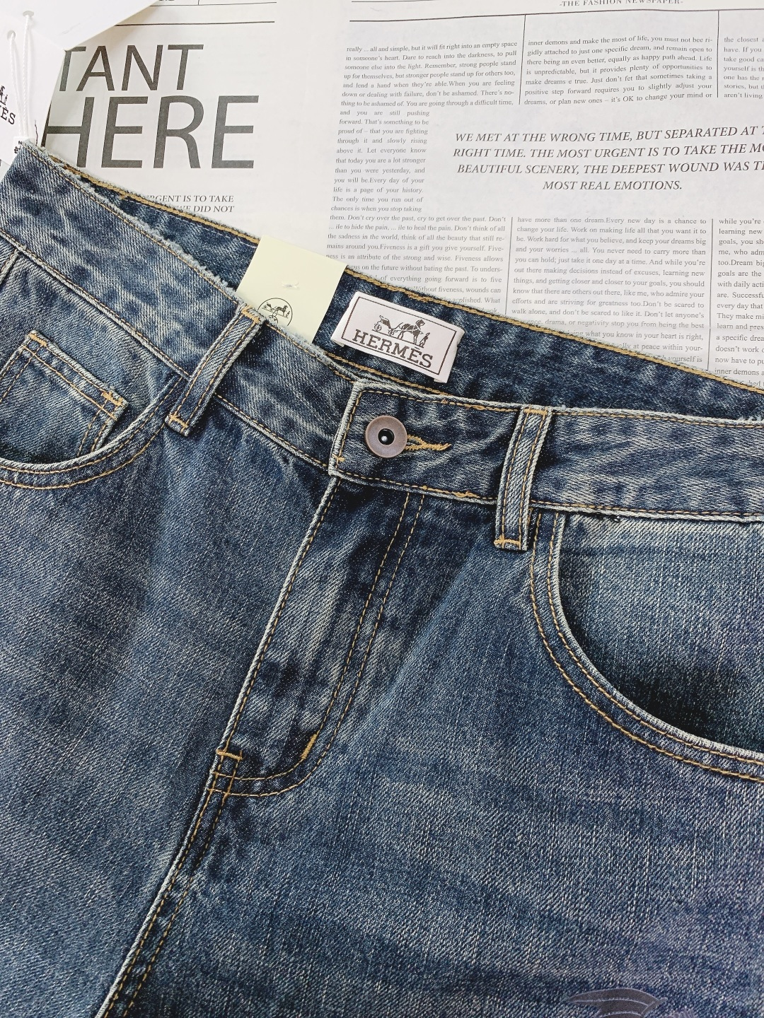 Hermès 爱马仕 复古破洞牛仔裤👖选用重磅洗水牛仔面料，经过做旧水洗工艺呈现出层次丰富的深灰质感，裤