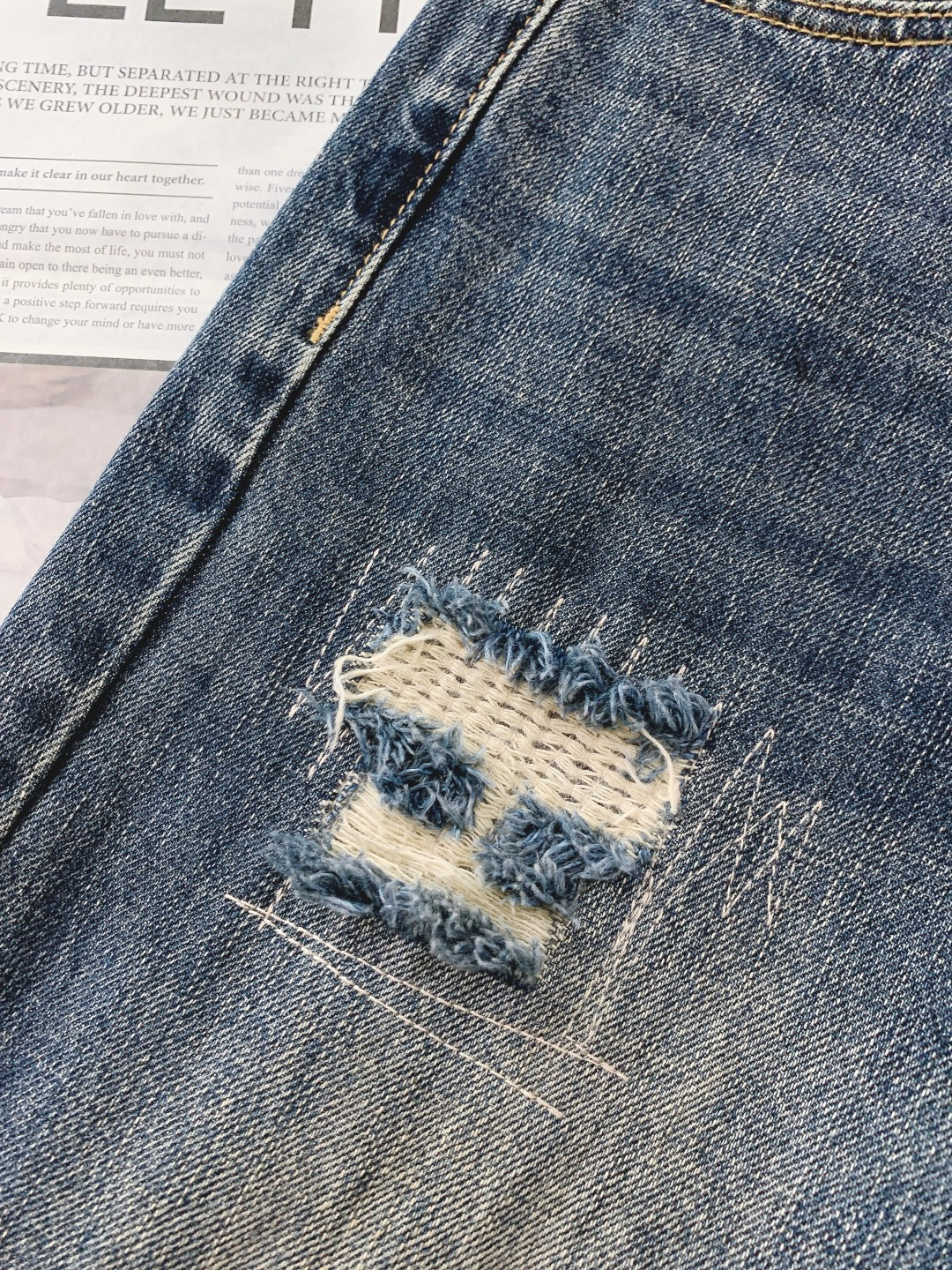 Hermès 爱马仕 复古破洞牛仔裤👖选用重磅洗水牛仔面料，经过做旧水洗工艺呈现出层次丰富的深灰质感，裤