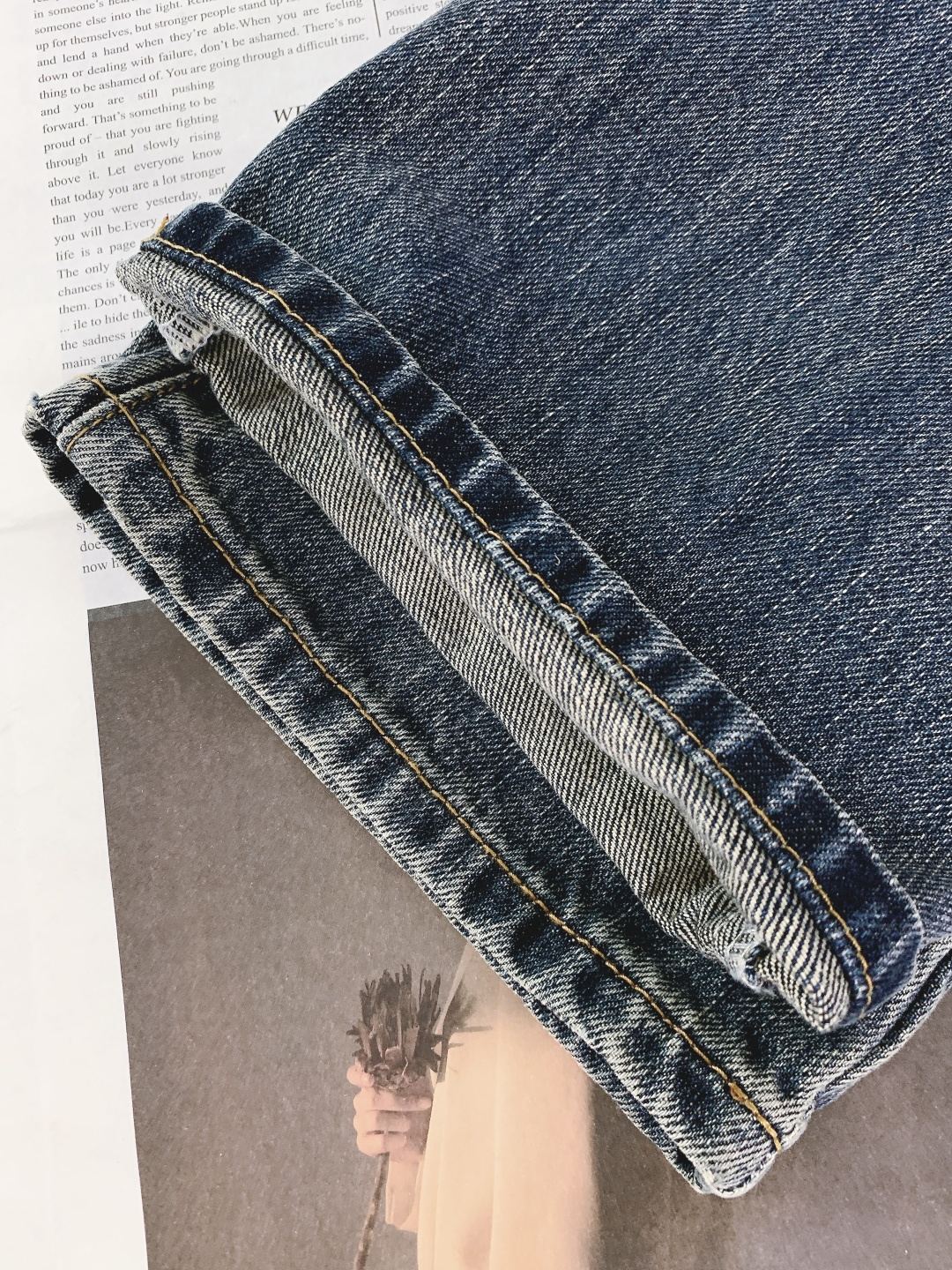 Hermès 爱马仕 复古破洞牛仔裤👖选用重磅洗水牛仔面料，经过做旧水洗工艺呈现出层次丰富的深灰质感，裤