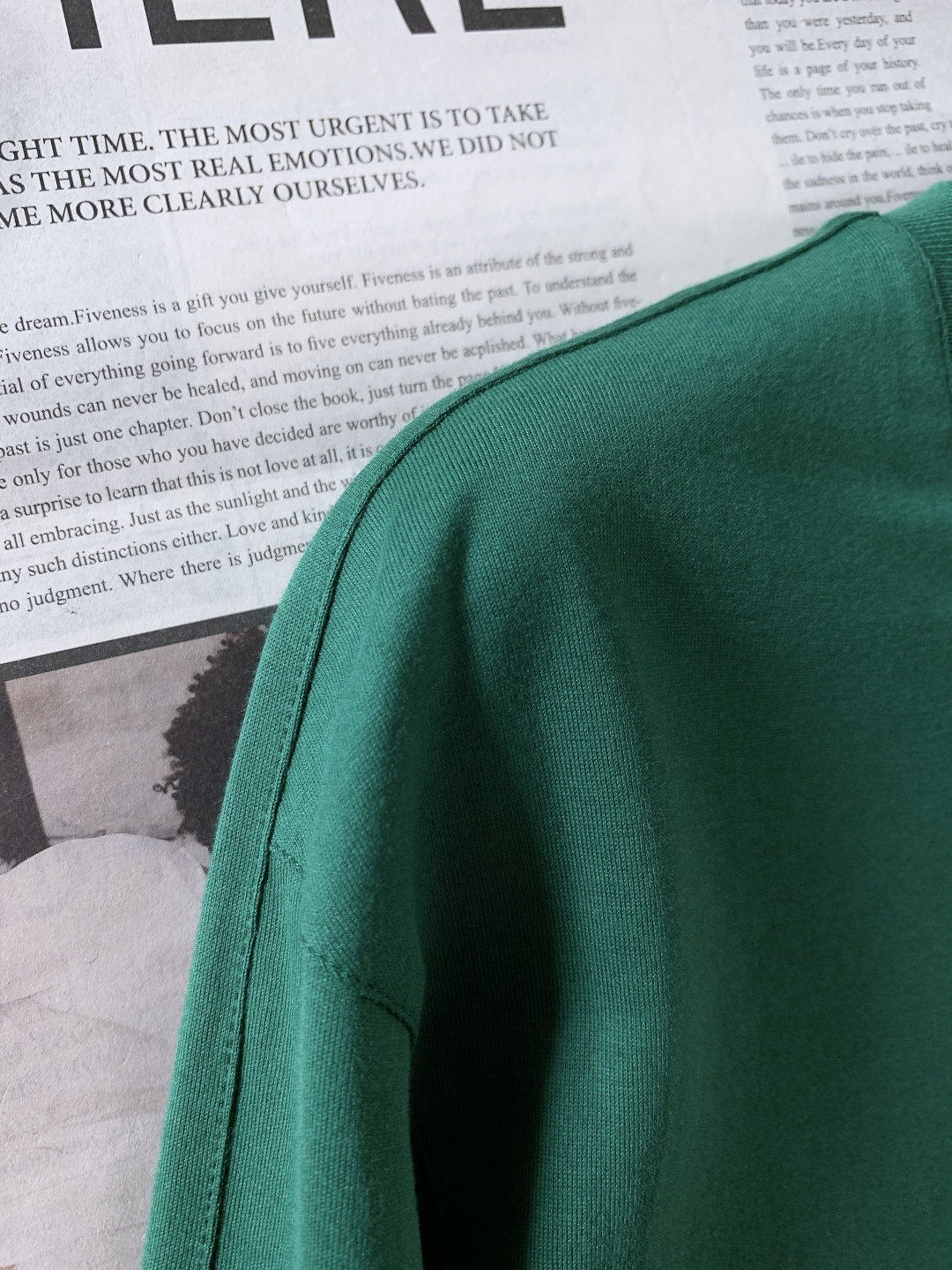 Bottega Veneta 葆蝶家 2025FW秋冬新品 BV 新款圆领绿色长袖T恤，面料:100%棉