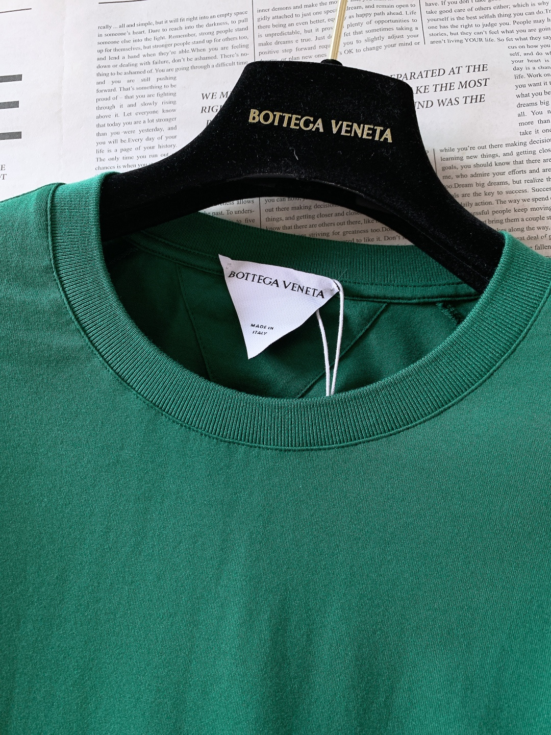 Bottega Veneta 葆蝶家 2025FW秋冬新品 BV 新款圆领绿色长袖T恤，面料:100%棉