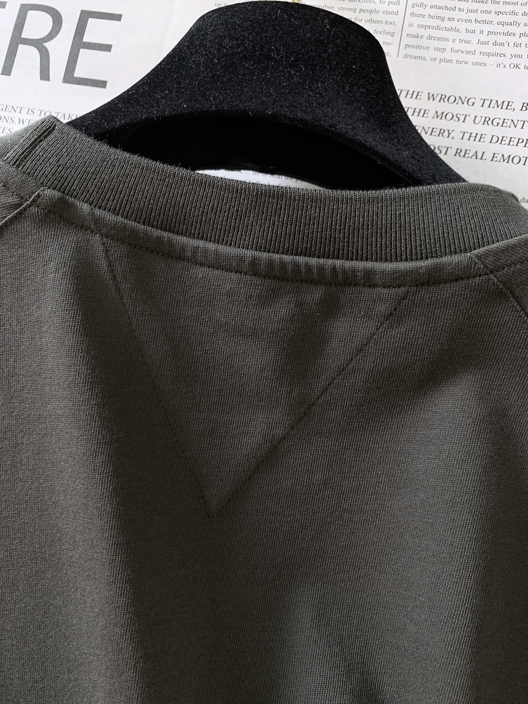 Bottega Veneta 葆蝶家 2025FW秋冬新品 BV 新款圆领军绿色长袖T恤，面料:100%