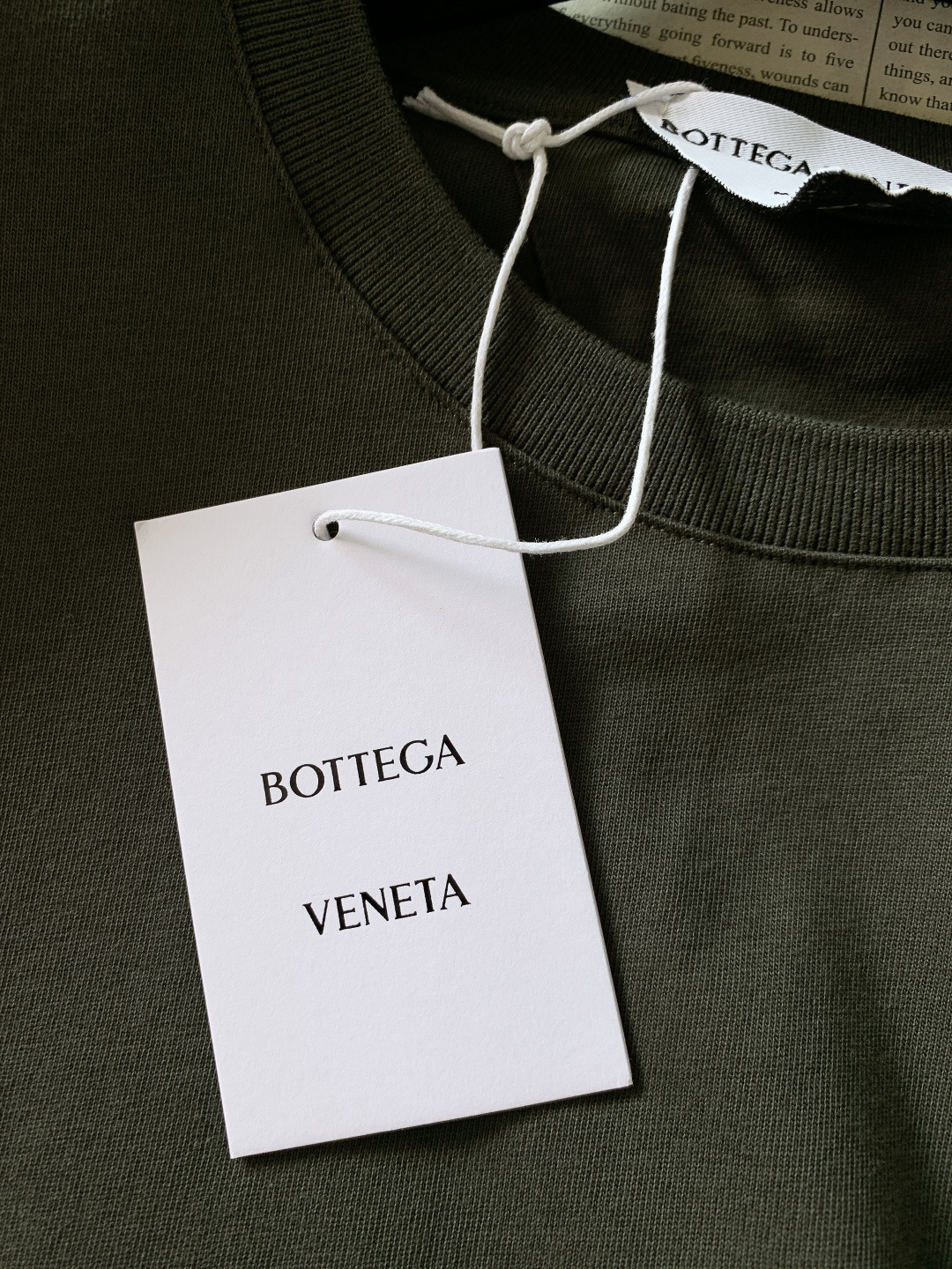 Bottega Veneta 葆蝶家 2025FW秋冬新品 BV 新款圆领军绿色长袖T恤，面料:100%