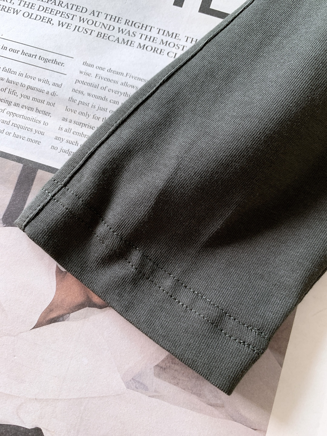 Bottega Veneta 葆蝶家 2025FW秋冬新品 BV 新款圆领军绿色长袖T恤，面料:100%