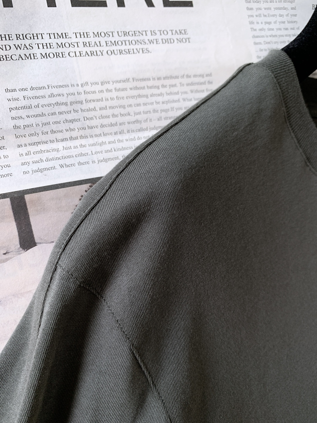 Bottega Veneta 葆蝶家 2025FW秋冬新品 BV 新款圆领军绿色长袖T恤，面料:100%