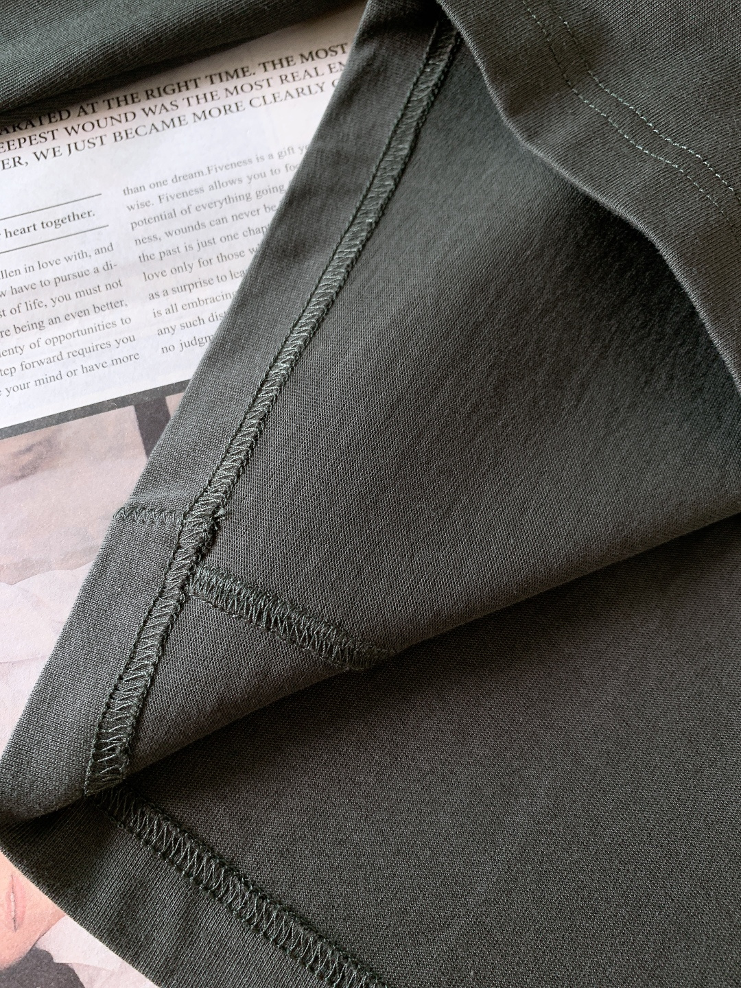 Bottega Veneta 葆蝶家 2025FW秋冬新品 BV 新款圆领军绿色长袖T恤，面料:100%