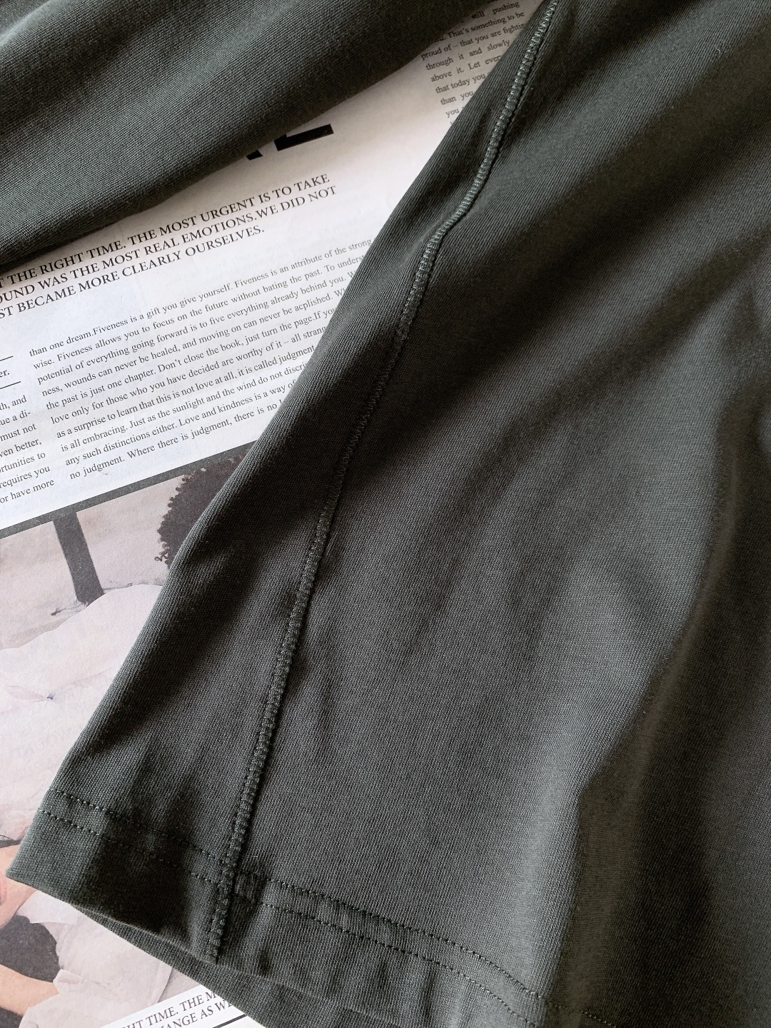 Bottega Veneta 葆蝶家 2025FW秋冬新品 BV 新款圆领军绿色长袖T恤，面料:100%