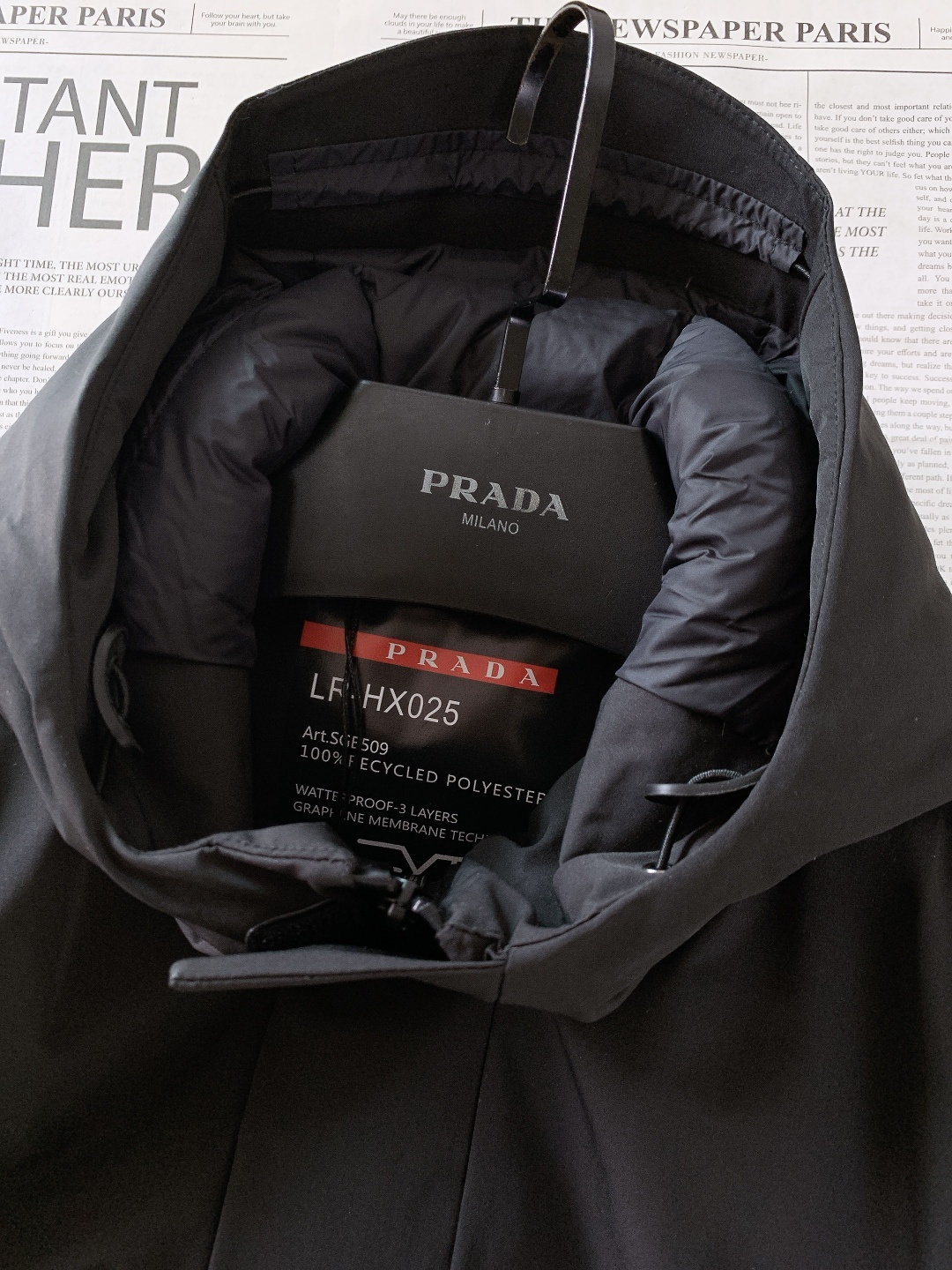 Prada 普拉达 2025FW秋冬新品中长款连帽羽绒服。采用100%再生聚酯纤维打造的三层防水面料，搭