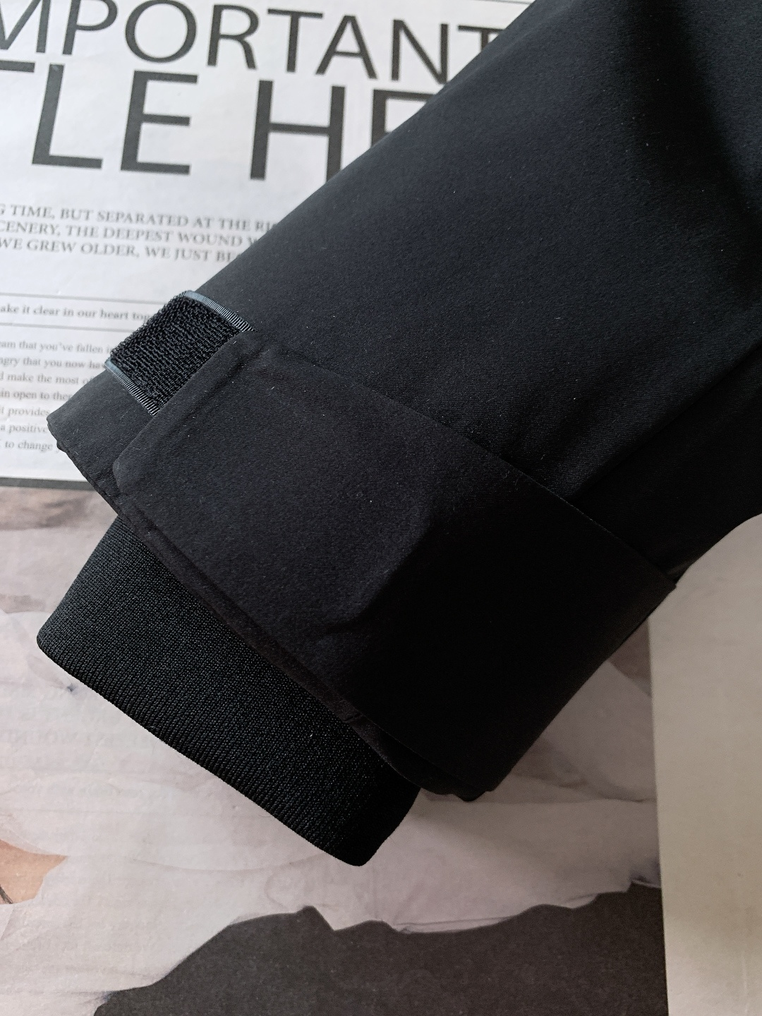 Prada 普拉达 2025FW秋冬新品中长款连帽羽绒服。采用100%再生聚酯纤维打造的三层防水面料，搭