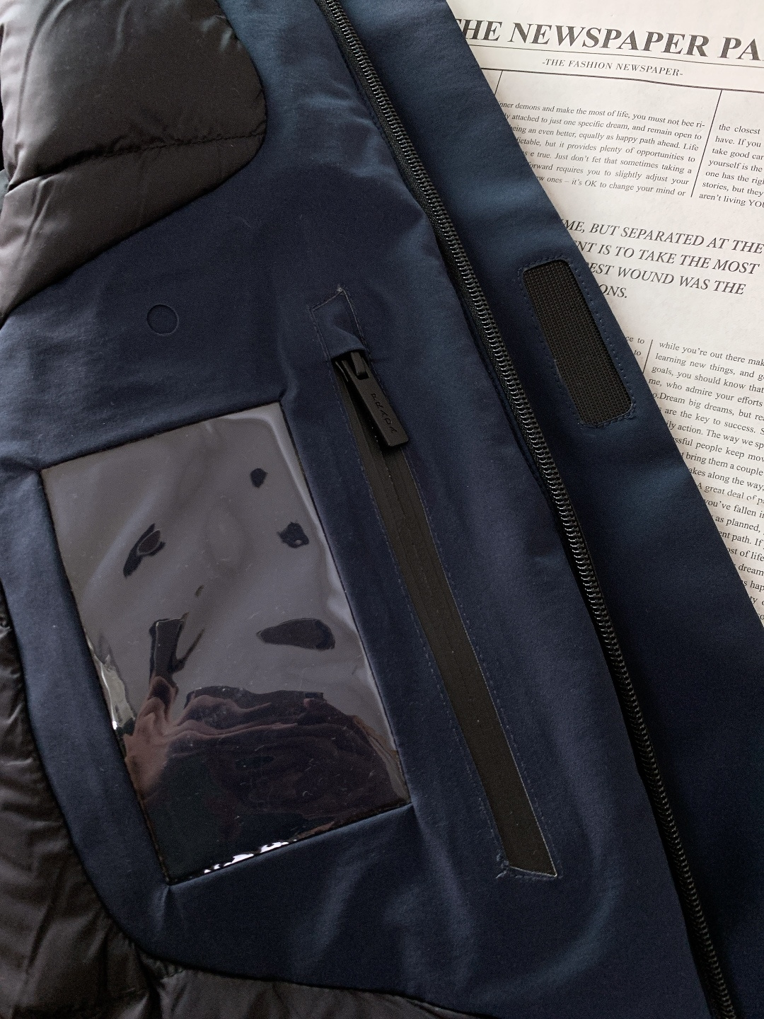 Prada 普拉达 2025FW秋冬新品中长款连帽羽绒服。采用100%再生聚酯纤维打造的三层防水面料，搭