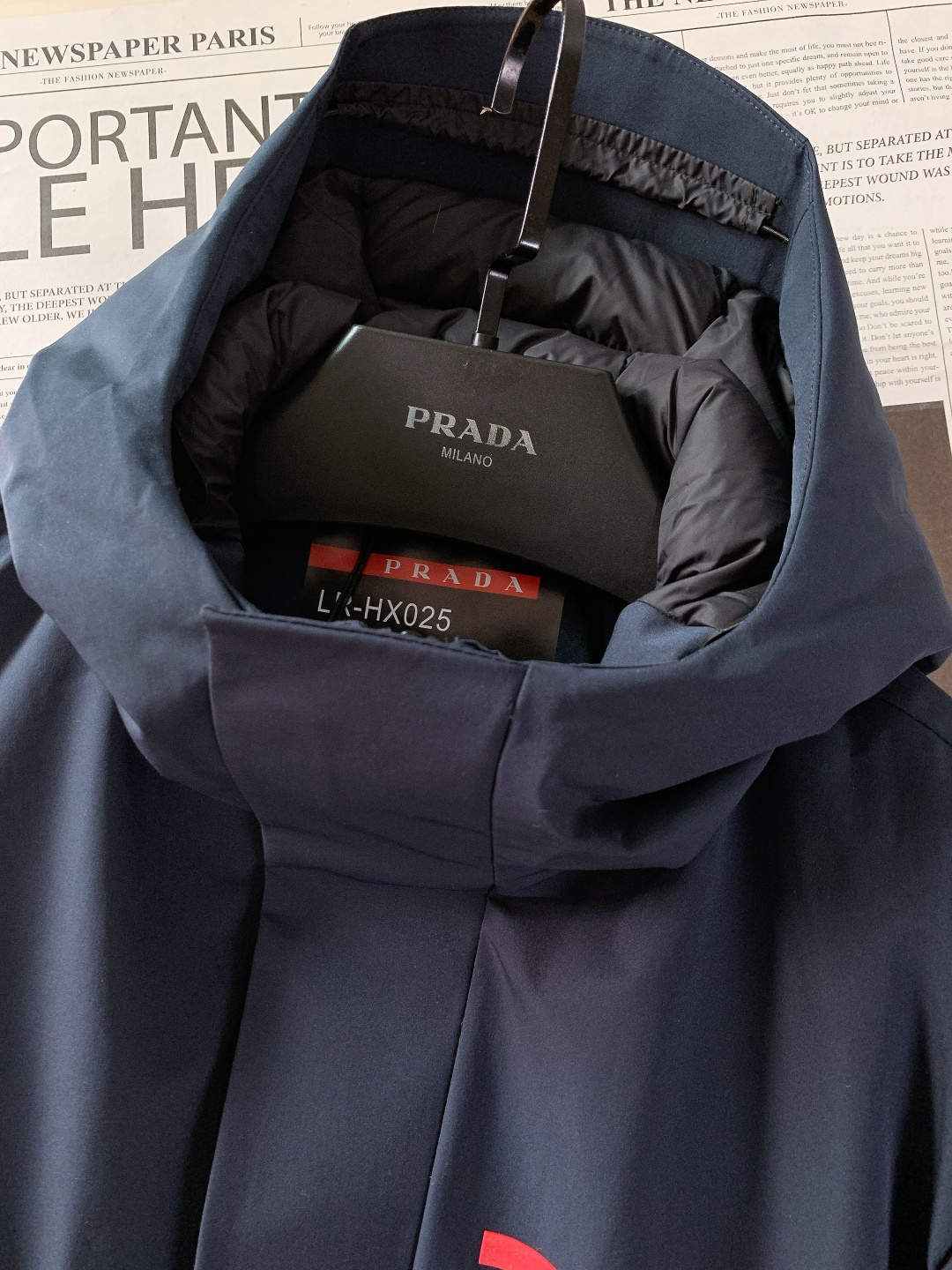 Prada 普拉达 2025FW秋冬新品中长款连帽羽绒服。采用100%再生聚酯纤维打造的三层防水面料，搭