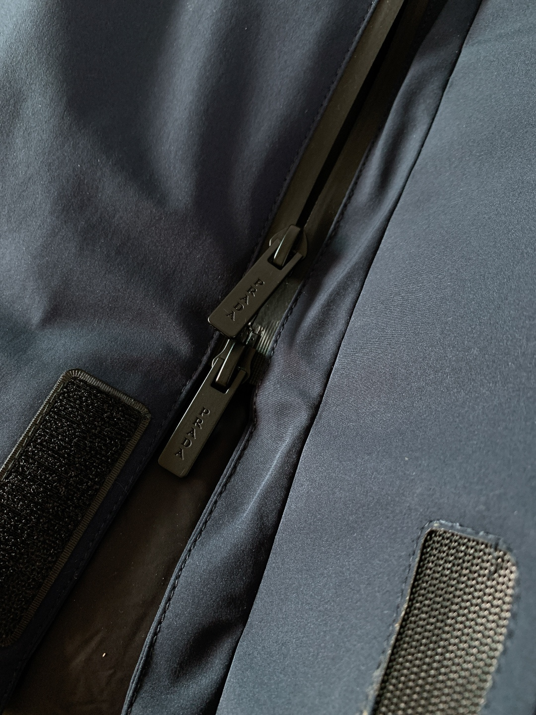 Prada 普拉达 2025FW秋冬新品中长款连帽羽绒服。采用100%再生聚酯纤维打造的三层防水面料，搭