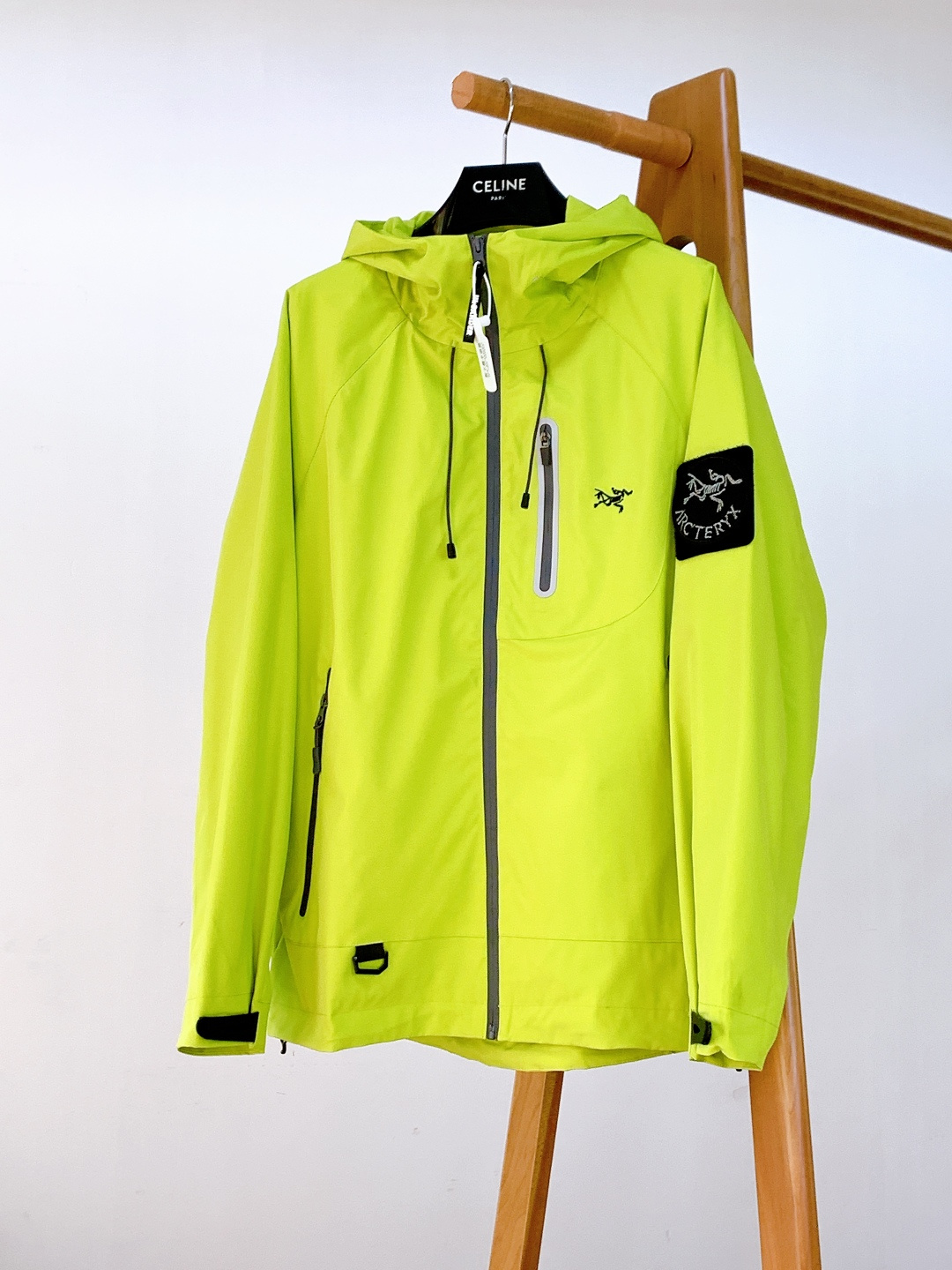 NO:662497,ARCTERYX ARCTERYX Outdoor Hooded Jacket is made of high-density tear-resistant technical fabric, with a water-repellent treatment on the surface. It will slip off at the touch of rain, and is both breathable and windproof. The wear-resistant and scratch-resistant material can easily cope with friction and loss in many scenes such as mountain hiking and urban commuting. It is durable and does not deform. The three-dimensional embroidery process on the chest has fine and tight stitches that will not come off after being washed for a long time, and the brand recognition is enhanced.  The placket is fully glued and sealed, the sprockets engage smoothly, and the zipper pulls are engraved with the brand logo, taking into account both sealing and texture. The curved Velcro adjustment tabs on the cuffs fit the curve of the wrist, and the trapezoidal buckle drawstring at the hem can be freely tightened to accurately adapt to different body shapes. The vertical zipper pockets on the chest are embedded with reflective strips on the outside to improve visibility when traveling at night; the side invisible deepened pockets can store mobile phones, keys and other small items without dangling around.  The drawstring hole of the hat is thickened and not easily deformed after being pulled repeatedly; the brand woven label on the inside of the neckline is double-stitched, which is strong and does not fall off. It is available in multiple colors, covering calm black, dynamic fluorescent green, simple white and other colors. Whether it is worn with outdoor overalls to go to the mountains, or with jeans and sweatshirts to walk through the city streets, it can seamlessly connect functional style and daily fashion sense; the loose silhouette of the same style for men and women, regardless of body shape, can easily wear a low-key and high-end outdoor style. ……………………………………………………  SizeM-5XL,arc'teryx,hoodie,sweatshirts,jeans,hats, 19860909ARCTERYX 始祖鸟 户外连帽冲锋衣 采用高密抗撕裂科技面料,表面覆防泼水处理,雨水轻触即滑落,透气性与防风性双在线；耐磨抗刮的材质特性,轻松应对山野徒步、城市通勤等多场景摩擦损耗,经久耐穿不变形. 胸口立体刺绣工艺,针脚细密紧实,久洗不脱线,品牌辨识度拉满 门襟处全压胶密封设计,链齿咬合顺滑,拉链头刻有品牌标识,兼顾密封性与质感 袖口弧形魔术贴调节片贴合手腕曲线,下摆梯形扣抽绳可自由收束,精准适配不同身形 胸前竖向拉链口袋外侧嵌反光条,夜间出行提升可视性；侧边隐形加深口袋,收纳手机、钥匙等小物不晃荡 帽子抽绳孔做加厚包边处理,反复拉扯不易变形；领口内侧品牌织标双线缝制,牢固不脱落 多色可选覆盖沉稳黑、活力荧光绿、简约白等色系,无论是搭配户外工装裤奔赴山野,还是配牛仔裤、卫衣穿梭城市街巷,都能无缝衔接机能风与日常潮流感；男女同款的宽松廓形,不挑身材,轻松穿出低调高级的户外格调. …………………………………………………… SizeM-5XL,arc'teryx,hoodie,sweatshirts,jeans,hats, ,Men's clothing