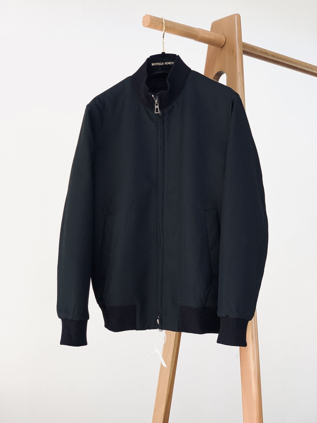 NO:662538,LoroPiana L.P 1970FW new autumn and winter new bomber jacket. High-quality wool blended fabrics are selected. The wool fiber gives the garment a soft and skin-friendly touch and excellent temperature locking performance. The blended material is enhanced with anti-wrinkle and anti-pilling properties, and it will not be easily deformed after long-term wear. The pure black matte texture is low-key and high-end, with its own luxury aura. It can keep you warm in autumn and winter without being bulky and full of comfort.  The stand-up collar is cut to fit the neck line and is windproof and neat; the customized metal zipper is engraved with the brand logo, and the chain teeth are treated with anti-oxidation coating, so it can be pulled smoothly without jamming; the zipper base is reinforced and wrapped, and it will not come off after repeated pulling. The cuffs and hem are made of dense rib knitting technology, which has long-lasting elasticity and will not loosen; it can maintain a tight fit after multiple washings, effectively preventing wind and temperature; the rib edges are overlocked to eliminate the problem of curling and deformation.  The whole body of the garment is made of double-needle seam stitching, with fine and even stitches, strong and durable without skipping stitches, and the details highlight the craftsmanship of high-end Italian men's clothing. The hidden stitching pockets on the side of the garment are neat and traceless, and can store small items without being obtrusive; there are patch pockets on the inside, which can be used to place mobile phones, cards and other personal belongings, taking into account both beauty and practicality.  The pure black classic is versatile and not picky, and the loose bomber version does not restrict the figure. It is perfectly suitable for business commuting and daily leisure scenes. Paired with shirts and trousers, it can create a capable and stable image of a professional elite; paired with a sweater and jeans, it can be worn with a casual and cool autumn and winter style. It is a high-end texture item that can revitalize the entire wardrobe. 48 Length 65 Bust Sleeve Length 62 Shoulder Width 46 50 Length 67 Bust 114  Sleeve length 63 Shoulder width 47.5 52 Length 69 Chest Sleeve length 64 Shoulder width 49 54 Length 71 Chest 122 Sleeve length 65 Shoulder width 50.5 56 Length 73 Chest 126 Sleeve length 66 Shoulder width 52 …………………………………………………… Size48-56,,loro piana,jeans,jackets & coats,shirts, 19860909LoroPiana L.P 1970FW秋冬新品 新款飞行员夹克.甄选高品质羊毛混纺面料,羊毛纤维赋予衣身柔软亲肤的触感与出色锁温性能,混纺材质加持提升抗皱抗起球属性,久穿不易变形；纯黑色哑光质感低调高级,自带奢品气场,秋冬穿着保暖不臃肿,舒适感拉满. 立领剪裁贴合颈部线条,防风利落；定制金属拉链刻有品牌标识,链齿经抗氧化镀层处理,拉合顺滑不卡顿,拉链底座加固包边,反复拉扯不脱线. 袖口与下摆采用加密罗纹针织工艺,弹性持久不松弛,多次洗涤仍能保持紧致贴合度,有效防风锁温；罗纹边缘锁边处理,杜绝卷边变形问题. 衣身通体采用双针锁边走线,针脚细密均匀,牢固耐穿不跳线,细节处彰显意式高端男装的工艺水准.衣身侧边嵌线隐形口袋,走线工整无痕,收纳小物不突兀；内里增设贴袋,可放置手机、卡片等随身物品,兼顾美观与实用性. 纯黑色经典百搭不挑人,宽松Bomber版型不束缚身形,完美适配商务通勤与日常休闲场景.搭配衬衫西裤,可打造干练稳重的职场精英形象；搭配针织衫与牛仔裤,又能穿出随性自在的秋冬潮酷格调,是一件能盘活整个衣橱的高端质感单品. 48衣长65 胸围 袖长62 肩宽46 50衣长67 胸围114 袖长63 肩宽47.5 52衣长69 胸围 袖长64 肩宽49 54衣长71 胸围122 袖长65 肩宽50.5 56衣长73 胸围126 袖长66 肩宽52 …………………………………………………… Size48-56,,loro piana,jeans,jackets & coats,shirts, ,Men's clothing