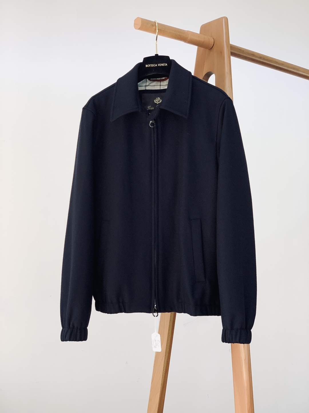 NO:662534,LoroPiana L.P 1970FW new autumn and winter product LP new men's executive jacket. Wool/linen blended fabric is selected. The wool material gives the fabric a soft and skin-friendly touch and excellent warmth retention. The linen blend component improves breathability and wrinkle resistance, and is not easy to deform and pill after long-term wear. The fabric is treated with fine textile technology, showing a low-key matte texture, with high-end business attributes, making it comfortable and stress-free to wear in spring and autumn.  The stand-up collar is tailored to fit the neck line and is windproof and neat; the metal zipper teeth are treated with anti-oxidation coating, which makes the pull smooth and not stuck, and the zipper pull is engraved with the brand's dark pattern logo, which shows the quality in a low-key manner. The cuffs and hem are designed with encrypted ribbing elasticity, which is durable and not loose. It fits the body shape without being restrained during activities, and is effective in windproof and temperature locking; the segmented stitching process allows the elastic band to bear force evenly and is durable.  The three-dimensional and crisp version has smooth and natural shoulder lines and a reasonable amount of movement under the armpits. It takes into account the formality of business occasions and the comfort of daily travel, and is not picky about the body shape. The invisible pockets on the side of the body are neatly routed without excess threads, and the storage of small items is not obtrusive; a Velcro patch pocket is added inside, which can be used to place cards, pens and other personal items, which is practical and convenient.  Dark navy is versatile and not picky, and is perfectly suitable for business commuting and daily leisure scenes. Paired with shirts and trousers, it can create a professional and stable image of a professional elite; paired with sweaters and casual pants, it can also be worn in a casual and comfortable daily style. It is a cost-effective and textured item in the spring and autumn wardrobe. 48 Length 65 Bust Sleeve Length 62 Shoulder Width 46 50 Length 67 Chest 114 Sleeve Length 63 Shoulder Width 47.5  52 Length 69 Bust Sleeve length 64 Shoulder width 49 54 Length 71 Bust 122 Sleeve length 65 Shoulder width 50.5 56 Length 73 Bust 126 Sleeve length 66 Shoulder width 52 ……………………………………………………………… Size48-56,,loro piana,loro piana,jackets & coats,shirts, 19860909LoroPiana L.P 1970FW秋冬新品 LP新款男士行政夹克.甄选羊毛/亚麻混纺面料,羊毛材质赋予面料柔软亲肤的触感与出色的保暖性,亚麻混纺成分提升透气性与抗皱性,久穿不易变形起球；面料经精细纺织工艺处理,呈现低调哑光质感,自带高级商务属性,春秋穿着舒适无压. 立领剪裁贴合颈部线条,防风利落；金属拉链齿经抗氧化镀层处理,拉合顺滑不卡顿,拉链头刻有品牌暗纹标识,低调彰显品质. 袖口与下摆采用加密罗纹松紧设计,弹性持久不松垮,活动时贴合身形不束缚,同时有效防风锁温；分段式缝合工艺让松紧带受力均匀,经久耐用. 立体挺括版型,肩部线条流畅自然,腋下预留合理活动量,兼顾商务场合的正式感与日常出行的舒适度,不挑身形. 衣身侧边嵌线隐形口袋,走线工整无多余线头,收纳小物不突兀；内里增设魔术贴贴袋,可放置卡片、笔等随身物品,实用便捷. 深藏青色百搭不挑人,完美适配商务通勤与日常休闲场景.搭配衬衫西裤,可打造专业稳重的职场精英形象；搭配针织衫与休闲裤,又能穿出随性自在的日常格调,是春秋衣橱里的高性价比质感单品. 48衣长65 胸围 袖长62 肩宽46 50衣长67 胸围114 袖长63 肩宽47.5 52衣长69 胸围 袖长64 肩宽49 54衣长71 胸围122 袖长65 肩宽50.5 56衣长73 胸围126 袖长66 肩宽52 …………………………………………………… Size48-56,,loro piana,loro piana,jackets & coats,shirts, ,Men's clothing