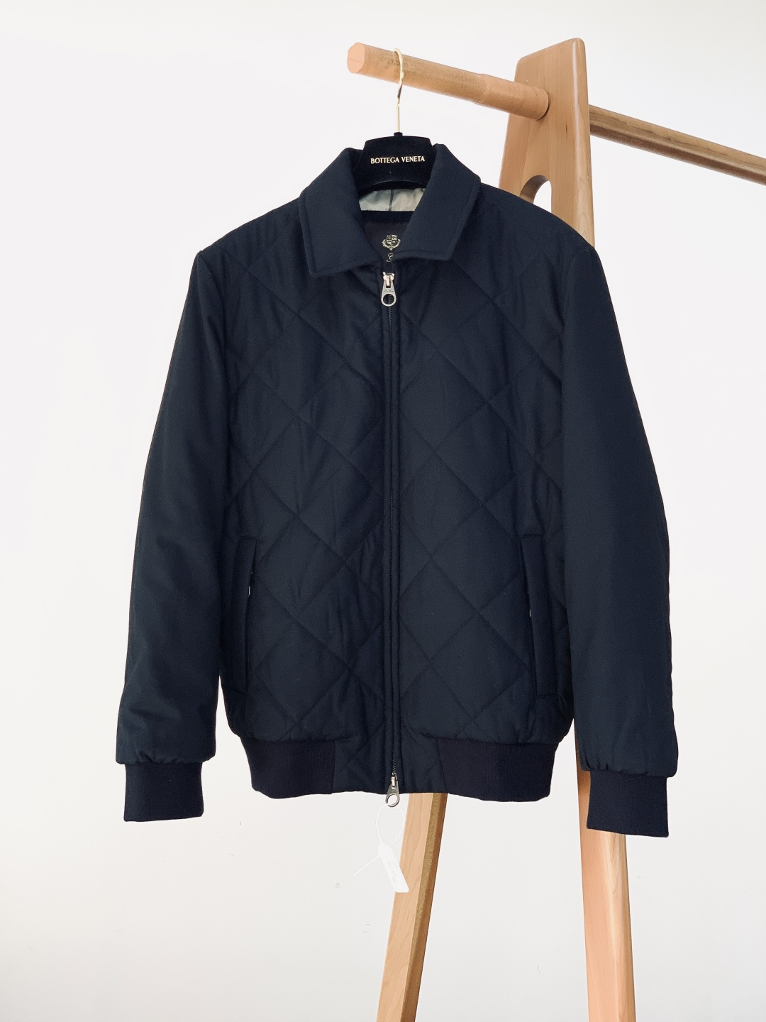 NO:662540,LoroPiana L.P 1970FW new autumn and winter product diamond flight jacket. It is made of WindWish technology cloth, which combines the dual materials of microfiber and Wish wool, taking into account the light body feel and temperature locking performance; the classic diamond quilting process is added, and the wiring is even and fine, allowing the thermal filling to be firmly fixed, preventing lumps and displacement, and giving the body a three-dimensional texture; the fabric is windproof and wrinkle-resistant, and will not be easily deformed after long-term wear, making it comfortable and stress-free to wear in autumn and winter.  The quilting stitching is neat and uniform, with even depth. It not only outlines the classic outline of the retro flight jacket, but also effectively locks in temperature, taking into account both beauty and practicality. Customized engraved double zipper pullers, the pull is smooth and does not get stuck; the metal tooth chain is treated with anti-oxidation coating, which is not easy to rust after long-term use; the zipper base is reinforced with edges and will not come off after repeated pulling.  Line. The cuffs and hem are made of encrypted rib fabric, which has long-lasting elasticity and does not loosen, and fits the body shape to prevent wind and temperature; the rib edges are overlocked to avoid curling and deformation. There are invisible pockets on the side of the body to store small items without being obtrusive; a horn button patch pocket is added inside, which can be used to store mobile phones, cards and other personal belongings, which is safe and convenient.  The loose fit is not flattering on your figure and is perfect for business commuting and daily leisure scenes. Paired with shirts and trousers, you can create a capable and stable working elite image; paired with sweaters and jeans, you can wear a casual and cool autumn and winter style. It is a versatile artifact that can easily revitalize the entire wardrobe. 48 Length 66 Bust 112 Sleeve Length 60 Shoulder Width 46 50 Length 68 Chest 116 Sleeve Length 61  Shoulder width 47.5 52 Length 70 Chest Sleeve length 62 Shoulder width 49 54 Length 72 Chest 124 Sleeve length 63 Shoulder width 50.5 56 Length 74 Chest Sleeve length 64 Shoulder width 52 ……………………………………………………………… Size48-56,,loro piana,jeans,jackets & coats,shirts, 19860909LoroPiana L.P 1970FW秋冬新品 菱格飞行夹克.采用WindWish科技布,融合微纤维与Wish羊毛双重材质,兼顾轻盈体感与锁温性能；经典菱形绗缝工艺加持,走线均匀细密,让保暖填充物牢牢固定,杜绝结块移位,同时赋予衣身立体肌理感；面料防风抗皱,久穿不易变形,秋冬穿着舒适无压. 绗缝针脚工整划一,深浅均匀,不仅勾勒出复古飞行夹克的经典轮廓,更能有效锁温,兼顾美观与实用性.定制刻字双拉链头,拉合顺滑不卡顿；金属齿链经抗氧化镀层处理,久用不易生锈；拉链底座加固包边,反复拉扯不脱线.袖口与下摆采用加密罗纹面料,弹性持久不松弛,贴合身形防风锁温；罗纹边缘做了锁边工艺,避免卷边变形.衣身侧边嵌线隐形口袋,收纳小物不突兀；内里增设牛角扣贴袋,可放置手机、卡片等随身物品,安全又便捷. 宽松版型不挑身材,完美适配商务通勤与日常休闲场景.搭配衬衫西裤,可打造干练稳重的职场精英形象；搭配针织衫与牛仔裤,又能穿出随性自在的秋冬潮酷格调,是一件能轻松盘活整个衣橱的百搭神器. 48衣长66 胸围112 袖长60 肩宽46 50衣长68 胸围116 袖长61 肩宽47.5 52衣长70 胸围 袖长62 肩宽49 54衣长72 胸围124 袖长63 肩宽50.5 56衣长74 胸围 袖长64 肩宽52 …………………………………………………… Size48-56,,loro piana,jeans,jackets & coats,shirts, ,Men's clothing