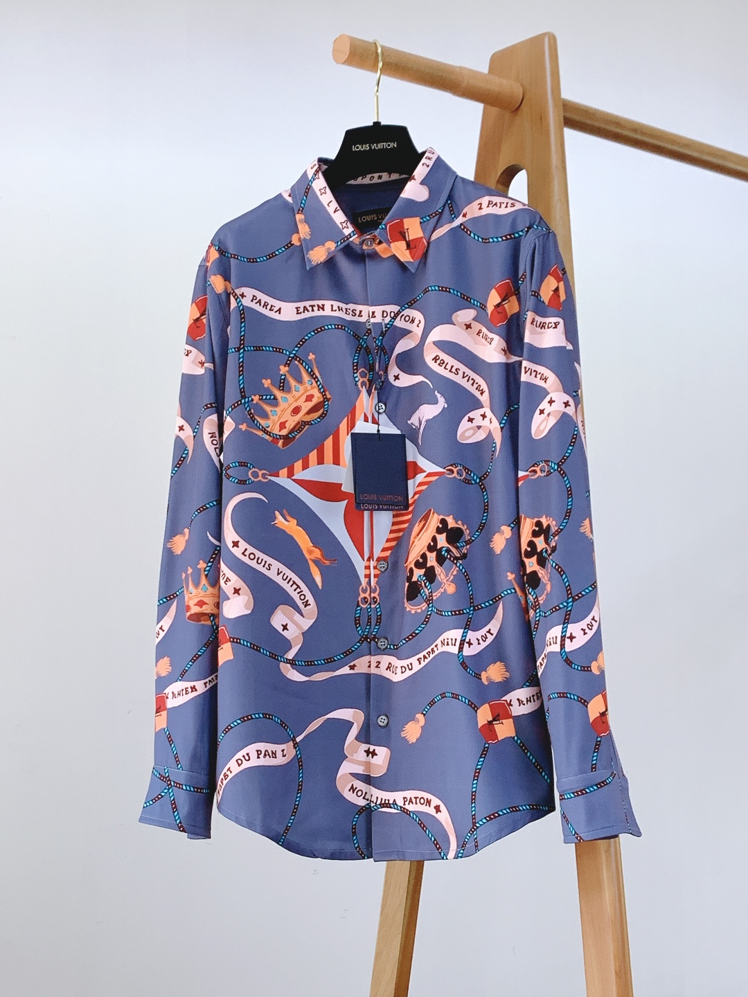 NO:662537,LouisVuitton Louis Vuitton's 2026SS early spring new product mulberry silk printed shirt. The top-quality mulberry silk fabric is selected and woven through traditional techniques. It feels as smooth and soft as clouds and has a high-end soft light texture. The fabric is breathable and skin-friendly, and the upper body is light and unrestricted. It has both drape and wrinkle resistance. It is more worry-free for daily wear or care, showing the noble and luxurious qualities of the fabric.  The body of the garment is covered with the brand's classic retro totems and letter prints. The patterns are arranged in a dense and dense manner, making them recognizable but not ostentatious. The custom-made shell buttons are glossy and smooth, complementing the mulberry silk fabric. The hemming stitching is neat and delicate, the curved hem fits the waistline, and the neat tailoring outlines the tall and straight figure.  As a versatile piece of luxury men's clothing, whether it is a business meeting, dinner party or daily commute, one piece can easily switch between multiple scenes, showing a low-key and high-end dressing taste. Size 46, length 74, chest 108, sleeve length 63, shoulder width 46, size 48, length 76, chest 112, sleeve length 64, shoulder width 47, size 50, chest 116, sleeve length 65, shoulder width 48  Size 52, length 80, chest, sleeve length 66, shoulder width 49…………………………………………… Size46-52,,louis vuitton,louis vuitton,shirts, 19860909LouisVuitton 路易威登 2026SS早春新品 桑蚕丝印花衬衫.甄选顶级桑蚕丝面料,经由传统工艺织造,触感如云朵般丝滑软糯,自带高级柔光质感；面料透气亲肤,上身轻盈无束缚感,兼具垂坠性与抗皱性,日常穿着或打理都更省心,尽显奢品面料的矜贵特质. 衣身铺满品牌经典复古图腾与字母印花,图案排布疏密有致,辨识度拉满却不张扬；定制贝壳纽扣光泽莹润,与桑蚕丝面料相得益彰；精工包边缝线工整细腻,弧形下摆贴合腰线,利落剪裁勾勒挺拔身形. 作为高奢男装的百搭单品,无论是商务会晤、晚宴聚会还是日常通勤,一件即可轻松切换多元场景,尽显低调高级的穿搭品味. 46码衣长74 胸围108 袖长63 肩宽46 48码衣长76 胸围112 袖长64 肩宽47 50码衣长78 胸围116 袖长65 肩宽48 52码衣长80 胸围 袖长66 肩宽49 …………………………………………………… Size46-52,,louis vuitton,louis vuitton,shirts, ,Men's clothing