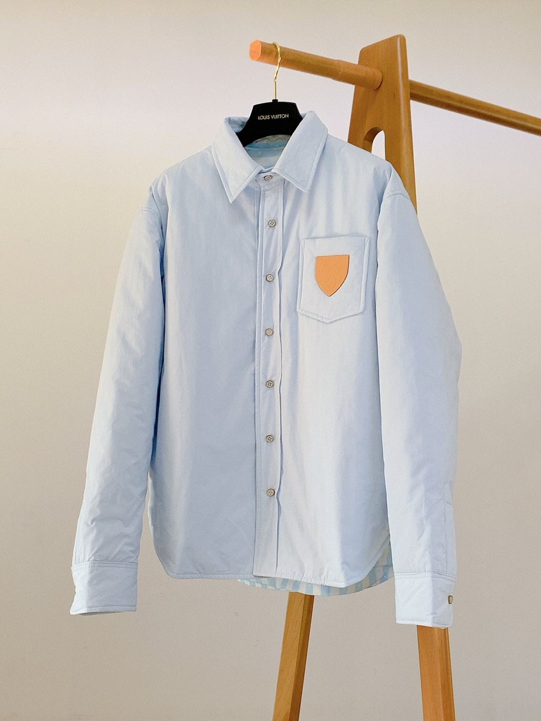 NO:662547,LouisVuitton Louis Vuitton's new 2025 FW autumn and winter product is a ski series shirt-style cotton jacket. The outer fabric is made of high-density windproof and water-repellent fabrics, which are treated with professional ski clothing technology, which can resist the invasion of wind and snow while keeping breathable and dry; the inside is filled with high-quality thermal cotton, with moderate bulkiness, and the upper body is light and pressure-free. It takes into account the functional requirements of the ski scene and the comfort of daily wear. The fabric feels crisp and not easy to wrinkle, showing a sense of luxury and quality.  The body is embellished with leather shield badges and embossed with classic presbyopia patterns, giving it a full three-dimensional texture and high recognition; the brand's exclusive embroidered cloth label is sewn on the back, and the stitching is neat and delicate, highlighting the exclusive identity of the ski series; custom-made matte metal buttons are thick and not easy to oxidize, and are equipped with hidden zipper pockets, which take into account both beauty and practicality, and can securely store ski goggles, mobile phones and other small items; it adopts a shirt-style lapel  Design, the collar has a built-in windproof flap to effectively block the intrusion of cold wind; the cuffs are equipped with adjustable Velcro, which can be freely adjusted according to the thickness of the hand, and fits the wrist without leaking; the blue and white striped jacquard lining on the inside is exquisite, supporting a double-wear design, with one side showing a luxurious old-fashioned style, and the other side a simple striped style, allowing two styles to be worn in one piece; the fine stitching throughout the body is even and fine, preventing cotton wadding from clumping and running away.  As an iconic piece of the ski series, you can easily switch between urban commuting and yuppie style; whether you are riding in the snow, winter camping, or daily outings or gatherings with friends, one piece can adapt to multiple scenes, with both function and appearance. Size 46, length 71, chest 120, sleeve length 65, shoulder width 52, size 48, length 73, chest 124, sleeve length 66, shoulder width 53, size 50, length 75  Bust 128 Sleeve length 67 Shoulder width 54 Size 52 length 77 Bust 132 Sleeve length 68 Shoulder width 55 ……………………………………………………………… Size46-52,,louis vuitton,louis vuitton,jackets & coats,shirts, 19860909LouisVuitton 路易威登 2025FW秋冬新品 滑雪系列衬衫式棉服外套.外层面料选用高密度防风防泼水面料,经专业滑雪服饰工艺处理,能抵御风雪侵袭的同时保持透气干爽；内里填充高品质保暖棉,蓬松度适中,上身轻盈无压,兼顾滑雪场景的机能需求与日常穿着的舒适度,面料触感挺括不易起皱,尽显奢品质感. 衣身点缀皮质盾牌徽章,压印经典老花图案,立体质感拉满且辨识度极高；后背缝制品牌专属刺绣布标,走线工整细腻,彰显滑雪系列的专属身份；定制哑光金属纽扣,质感厚重不易氧化,搭配隐藏式拉链口袋,兼顾美观与实用性,可稳妥收纳滑雪镜、手机等小物；采用衬衫式翻领设计,领口内置防风挡片,有效阻隔寒风灌入；袖口配备可调节魔术贴,可根据手部粗细自由调整,贴合手腕不漏风；内里蓝白条纹提花衬里精致考究,支持双面穿设计,一面是高奢老花风,一面是简约条纹风,一件解锁两种穿搭风格；全身精工缝线均匀细密,杜绝棉絮结块与跑棉. 作为滑雪系列的标志性单品,可轻松切换都市通勤的雅痞格调；无论是驰骋雪场、冬日露营,还是日常出街、朋友聚会,一件即可适配多元场景,机能与颜值并存. 46码衣长71 胸围120 袖长65 肩宽52 48码衣长73 胸围124 袖长66 肩宽53 50码衣长75 胸围128 袖长67 肩宽54 52码衣长77 胸围132 袖长68 肩宽55 …………………………………………………… Size46-52,,louis vuitton,louis vuitton,jackets & coats,shirts, ,Men's clothing