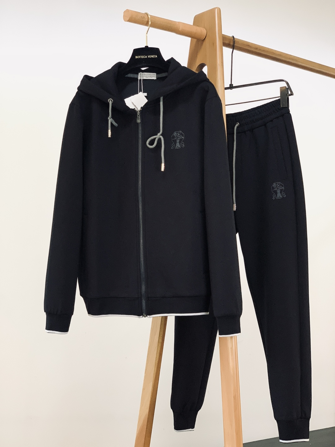 NO:662495,Brunello Cucinelli 2025FW new autumn and winter products, fashionable casual suits, made of imported custom fabrics, comfortable and breathable, excellent texture, hardware accessories provided by customers, integrating sports and leisure, impeccable first-class design, ultimate comfort and quick perspiration are the most popular points, improving wearing comfort, super correct version, fashionable and stylish upper body. …………………………………………………… SizeM-3XL,, brunello cucinelli,  19860909Brunello Cucinelli 布鲁奈罗.库奇内利 2025FW秋冬新品 时尚休闲套装,进口定制面料打造,舒适透气,质地超赞,客供五金辅料,运动休闲于一身,无可挑剔的一流设计,极致舒适和快速排汗是备受青睐的重点,提升穿着舒适度,版型超正,上身时尚有型. …………………………………………………… SizeM-3XL,,brunello cucinelli, ,Men's clothing