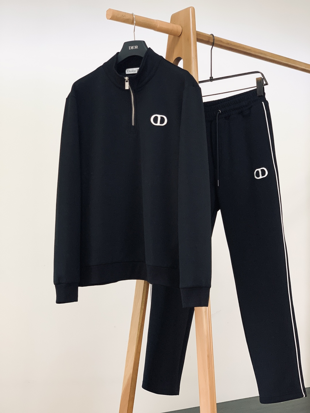 NO:662516,Dior Homme 2025FW new autumn and winter products, fashionable casual suits, made of imported custom fabrics, comfortable and breathable, excellent texture, hardware accessories provided by customers, integrating sports and leisure, impeccable first-class design, extreme comfort and quick perspiration are the most popular points, improving wearing comfort, super correct version, fashionable and stylish upper body. …………………………………………………… SizeM-3XL,, dior, dior,  19860909Dior Homme 迪奥·桀傲 2025FW秋冬新品 时尚休闲套装,进口定制面料打造,舒适透气,质地超赞,客供五金辅料,运动休闲于一身,无可挑剔的一流设计,极致舒适和快速排汗是备受青睐的重点,提升穿着舒适度,版型超正,上身时尚有型. …………………………………………………… SizeM-3XL,,dior,dior, ,Men's clothing