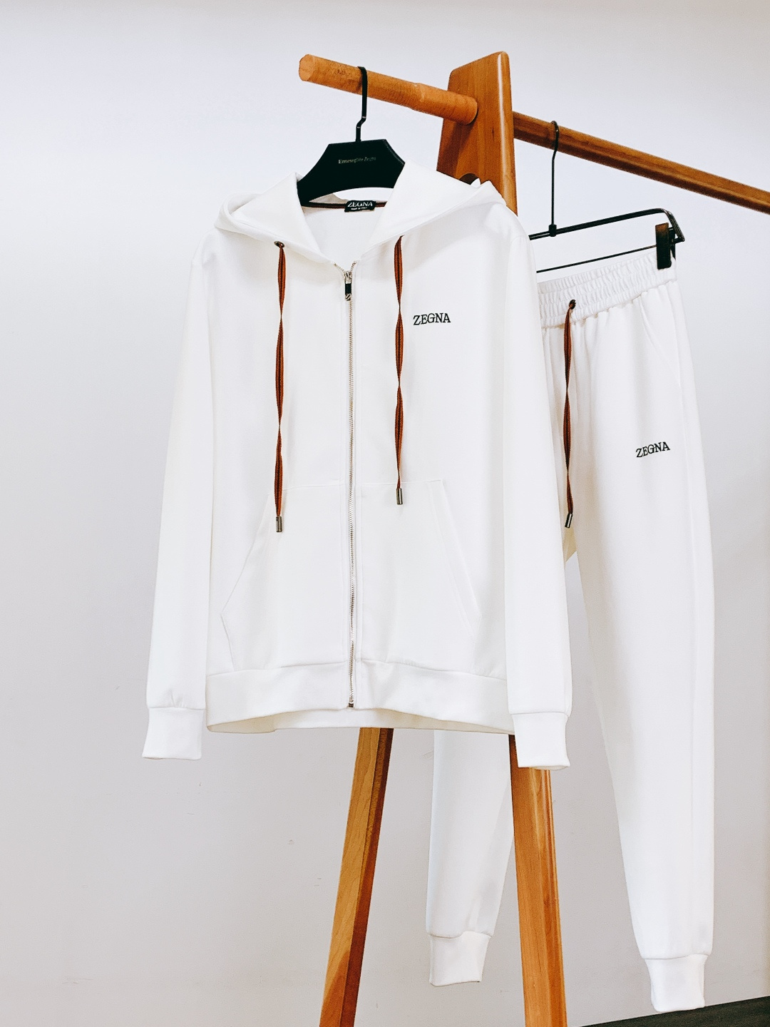 NO:662489,Ermenegildo Zegna 2025FW new autumn and winter products, fashionable casual suits, made of imported custom fabrics, comfortable and breathable, excellent texture, hardware accessories provided by customers, integrating sports and leisure, impeccable first-class design, extreme comfort and quick perspiration are the most popular points, improving wearing comfort, super correct version, fashionable and stylish upper body. …………………………………………………… SizeM-3XL,,zegna, 19860909Ermenegildo Zegna 杰尼亚 2025FW秋冬新品 时尚休闲套装,进口定制面料打造,舒适透气,质地超赞,客供五金辅料,运动休闲于一身,无可挑剔的一流设计,极致舒适和快速排汗是备受青睐的重点,提升穿着舒适度,版型超正,上身时尚有型. …………………………………………………… SizeM-3XL,,zegna, ,Men's clothing