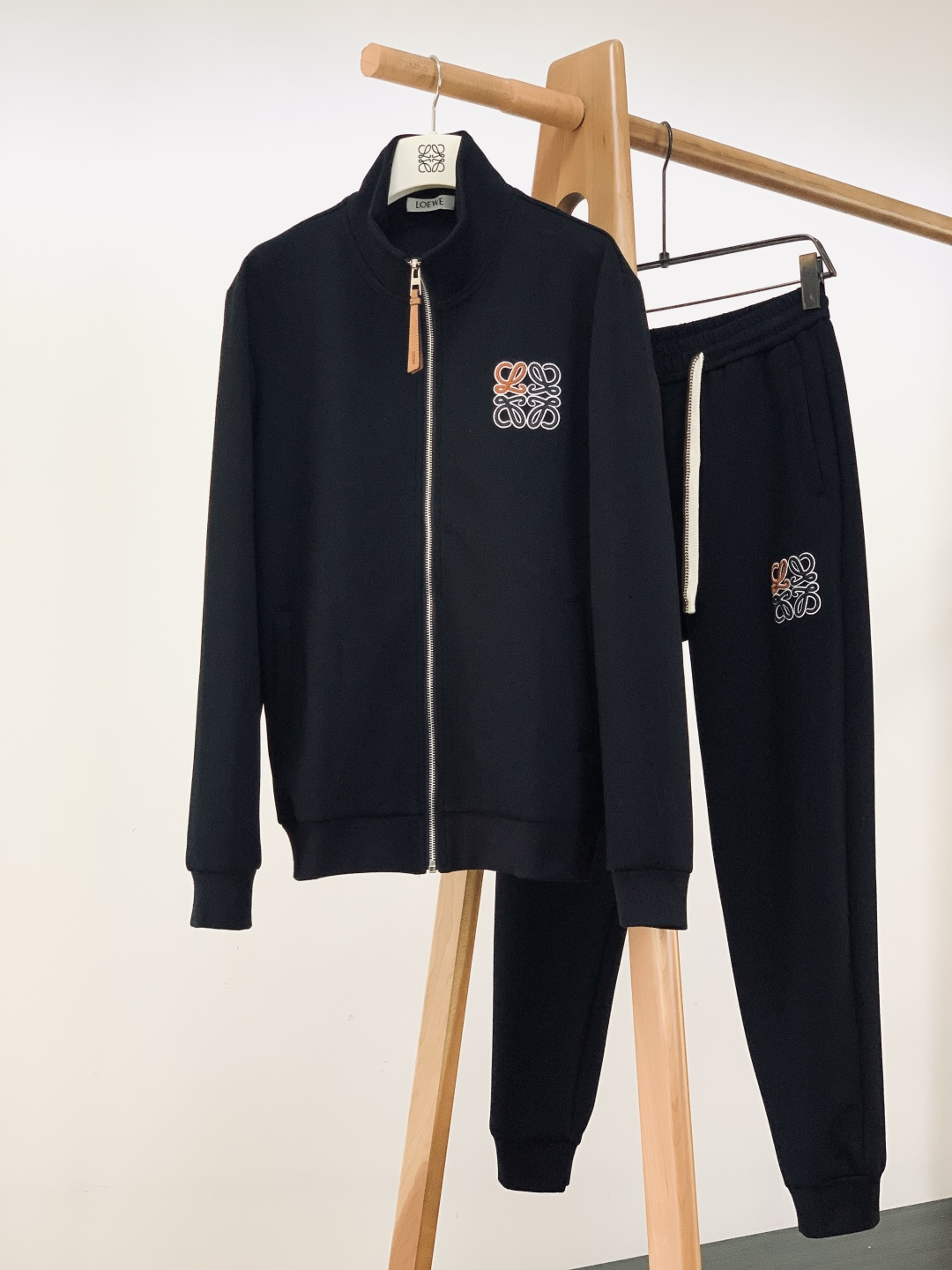 NO:662520,Loewe 2025FW new autumn and winter products, fashionable casual suits, made of imported custom fabrics, comfortable and breathable, excellent texture, hardware accessories provided by customers, integrating sports and leisure, impeccable first-class design, ultimate comfort and quick perspiration are the most popular points, improving wearing comfort, super correct version, fashionable and stylish upper body. …………………………………………………… SizeM-3XL,,loewe,loewe, 19860909Loewe 罗意威 2025FW秋冬新品 时尚休闲套装,进口定制面料打造,舒适透气,质地超赞,客供五金辅料,运动休闲于一身,无可挑剔的一流设计,极致舒适和快速排汗是备受青睐的重点,提升穿着舒适度,版型超正,上身时尚有型. …………………………………………………… SizeM-3XL,,loewe,loewe, ,Men's clothing