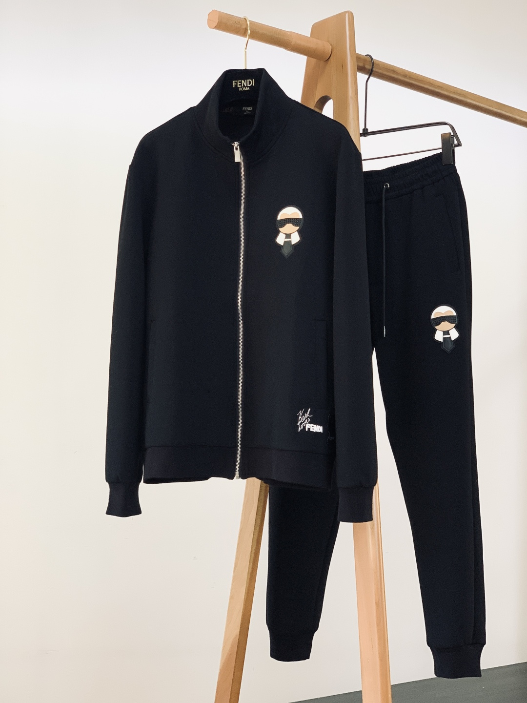 NO:662526,Fendi Fendi 2025FW new autumn and winter products, fashionable casual suits, made of imported custom fabrics, comfortable and breathable, excellent texture, custom-supplied hardware accessories, sports and leisure all in one, impeccable first-class design, ultimate comfort and quick perspiration are the most popular points, improving wearing comfort, super correct version, fashionable and stylish upper body. …………………………………………………… SizeM-3XL,,fendi,fendi, 19860909Fendi 芬迪 2025FW秋冬新品 时尚休闲套装,进口定制面料打造,舒适透气,质地超赞,客供五金辅料,运动休闲于一身,无可挑剔的一流设计,极致舒适和快速排汗是备受青睐的重点,提升穿着舒适度,版型超正,上身时尚有型. …………………………………………………… SizeM-3XL,,fendi,fendi, ,Men's clothing