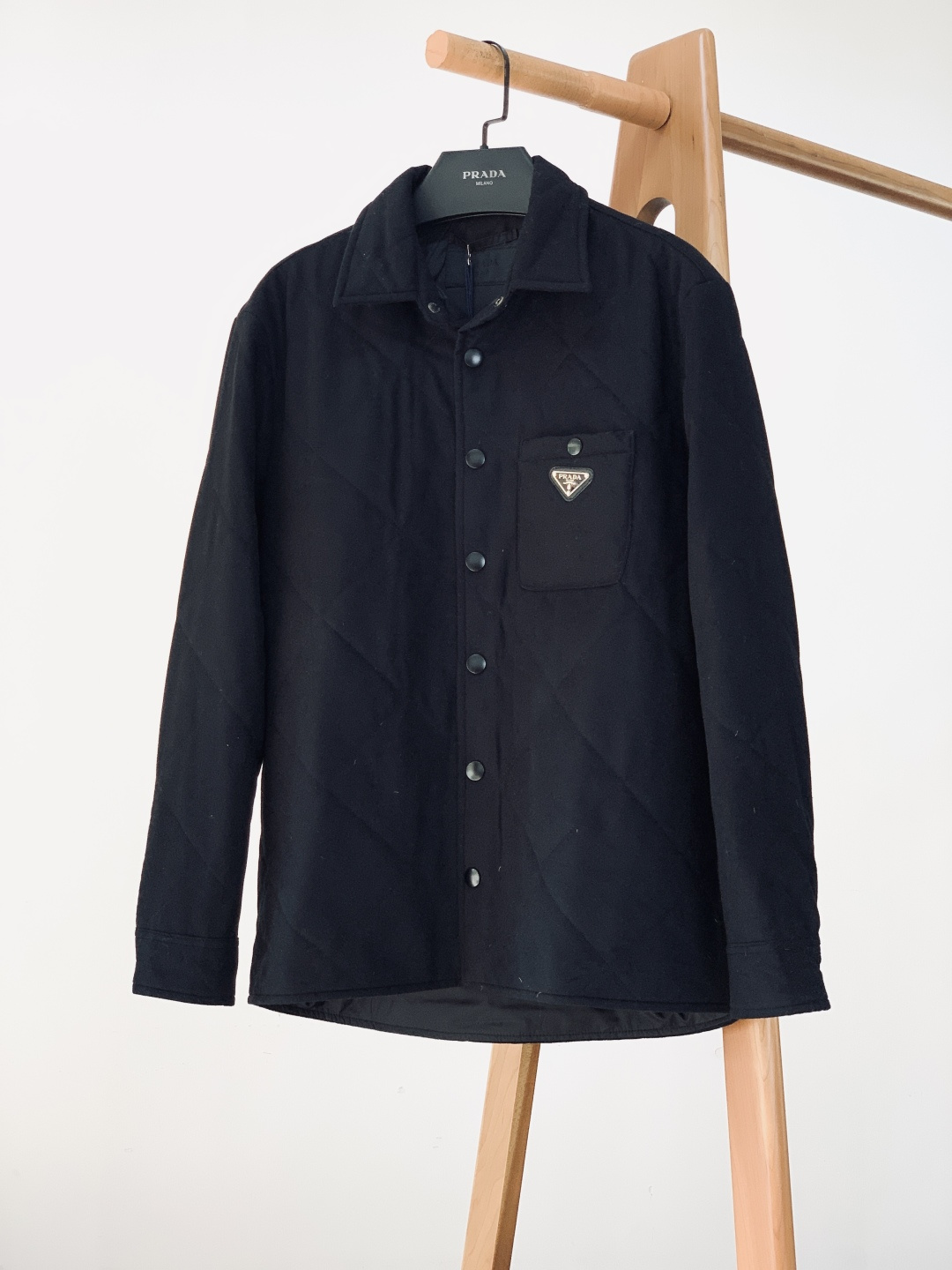 NO:662550,Prada's new 2026 SS early spring men's quilted cotton jacket. It is made of cashmere blended fabric, which is soft to the touch and skin-friendly. It combines the warm texture of cashmere with the anti-wrinkle and wear-resistant properties of the blended material. The classic diamond checkered quilting process allows the thermal filler to be evenly distributed, lock in temperature without being bloated, and can easily cope with the low temperature weather in autumn and winter. It will not be easily deformed and agglomerated after long-term wear.  The metal enamel triangle logo on the chest, the embossed letters are clear and three-dimensional, and are fixed with rivets, which are firm and will not fall off, giving full brand recognition. The lapels and cuffs are made of engraved metal snaps, with a matte texture, low-key and high-end, and the buckle is smooth and not stuck.  The interior is made of matte anti-drilling velvet fabric, which is soft and skin-friendly and does not stick to the body, eliminating the embarrassment of velvet running and improving wearing comfort. The invisible stitching process on the side seams of the body makes the overall lines neat and simple; the brand woven logo is double-stitched on the inside of the neckline, which is strong and durable, and highlights the luxury craftsmanship.  The simple and neat silhouette is not flattering on your body shape, and can easily adapt to business commuting and daily leisure scenes; whether worn with suit pants for a smart elite style, or with jeans for a casual nobleman style, it can maintain a low-key and high-end feel. It is a must-have item for the autumn and winter wardrobe. Size S, length 69.5, bust 108, shoulder width 46, sleeve length 59, size M, length 71.5, bust 112, shoulder width 47.5, sleeve length 60  Size L, length 73.5, bust 116, shoulder width 48.5, sleeve length 61, size XL, length 75.5, bust 120, shoulder width 50, sleeve length 62...19860909Prada 普拉达 2026SS早春新品 男士绗缝棉服.采用羊绒混纺面料,触感柔软亲肤,兼具羊绒的温润质感与混纺材质的抗皱耐磨特性；经典菱形格纹绗缝工艺,让保暖填充物分布均匀,锁温不臃肿,轻松应对秋冬低温天气,久穿不易变形结块. 胸前金属珐琅三角标,浮雕字母清晰立体,搭配铆钉固定工艺,牢固不脱落,品牌辨识度拉满. 翻领与袖口均采用刻字金属按扣,哑光质感低调高级,扣合顺滑不卡顿,底座加固包边处理,反复使用不易损坏. 菱形格纹绗缝走线工整细密,针脚均匀无跳线,有效防止填充物移位,兼顾美观度与保暖实用性. 内里采用哑光防钻绒面料,柔软亲肤不扎身,杜绝跑绒尴尬,提升穿着舒适度. 衣身侧缝隐形车线工艺,整体线条利落简洁；领口内侧双线缝制品牌织标,牢固耐穿,彰显奢品工艺. 简约利落的廓形不挑身材,轻松适配商务通勤与日常休闲场景；无论是搭配西装裤打造干练精英风,还是配牛仔裤穿出随性贵公子格调,都能拿捏低调高级感,是秋冬衣橱的质感必备单品. S码衣长69.5 胸围108 肩宽46 袖长59 M码衣长71.5 胸围112 肩宽47.5 袖长60 L码衣长73.5 胸围116 肩宽48.5 袖长61 XL码衣长75.5 胸围120 肩宽50 袖长62 …………………………………………………… SizeS-XL,,prada,prada,jeans,business suit, ,Men's clothing