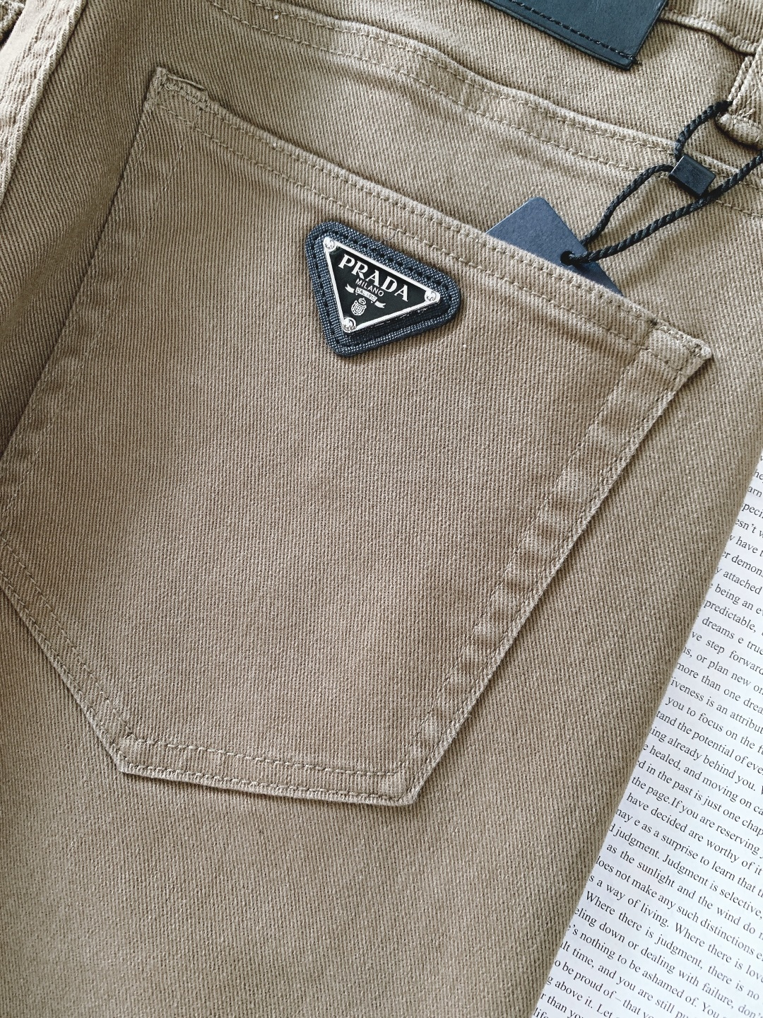 Prada 普拉达 2025FW秋冬新品高级时装感，重工洗水牛仔裤。面料很特殊，超细精仿棉纱混纺，超柔舒