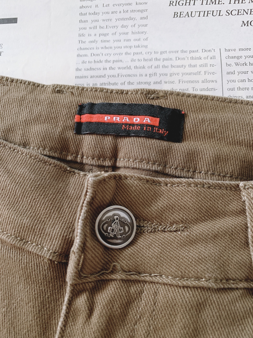 Prada 普拉达 2025FW秋冬新品高级时装感，重工洗水牛仔裤。面料很特殊，超细精仿棉纱混纺，超柔舒