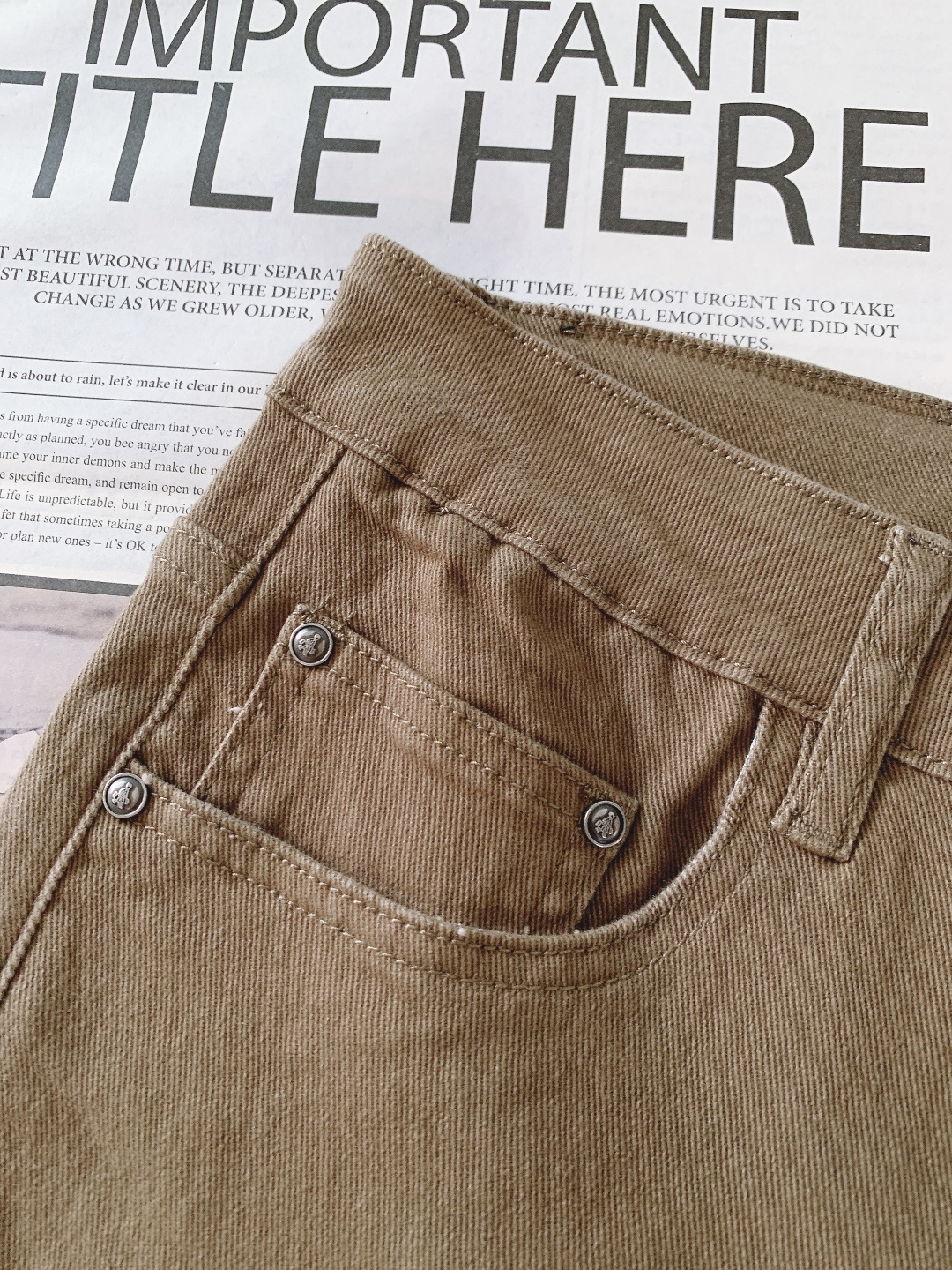 Prada 普拉达 2025FW秋冬新品高级时装感，重工洗水牛仔裤。面料很特殊，超细精仿棉纱混纺，超柔舒