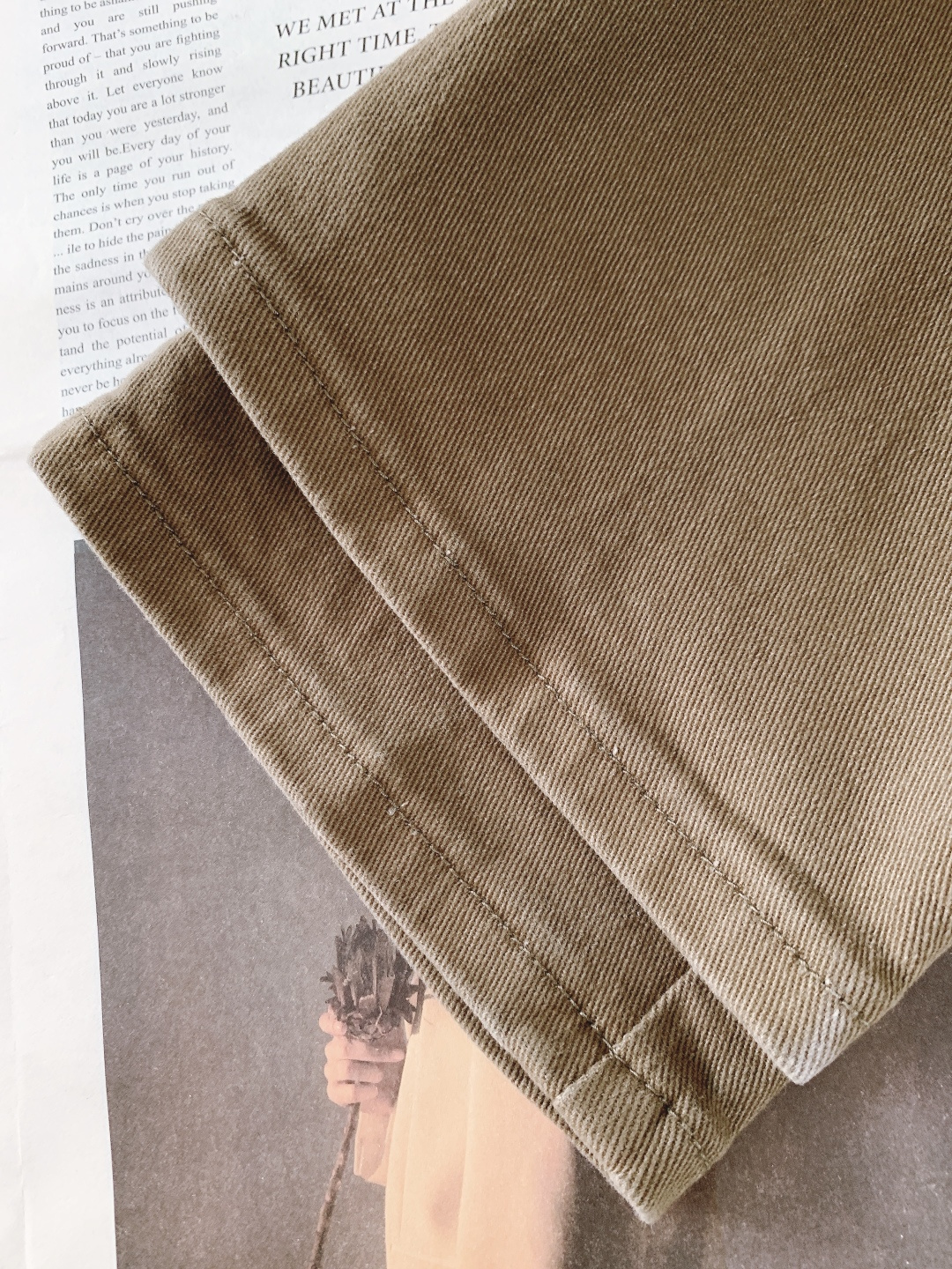 Prada 普拉达 2025FW秋冬新品高级时装感，重工洗水牛仔裤。面料很特殊，超细精仿棉纱混纺，超柔舒