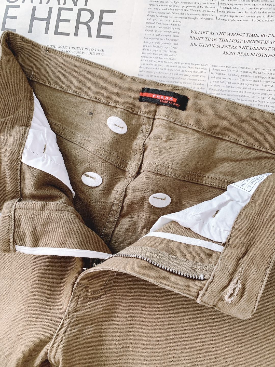 Prada 普拉达 2025FW秋冬新品高级时装感，重工洗水牛仔裤。面料很特殊，超细精仿棉纱混纺，超柔舒