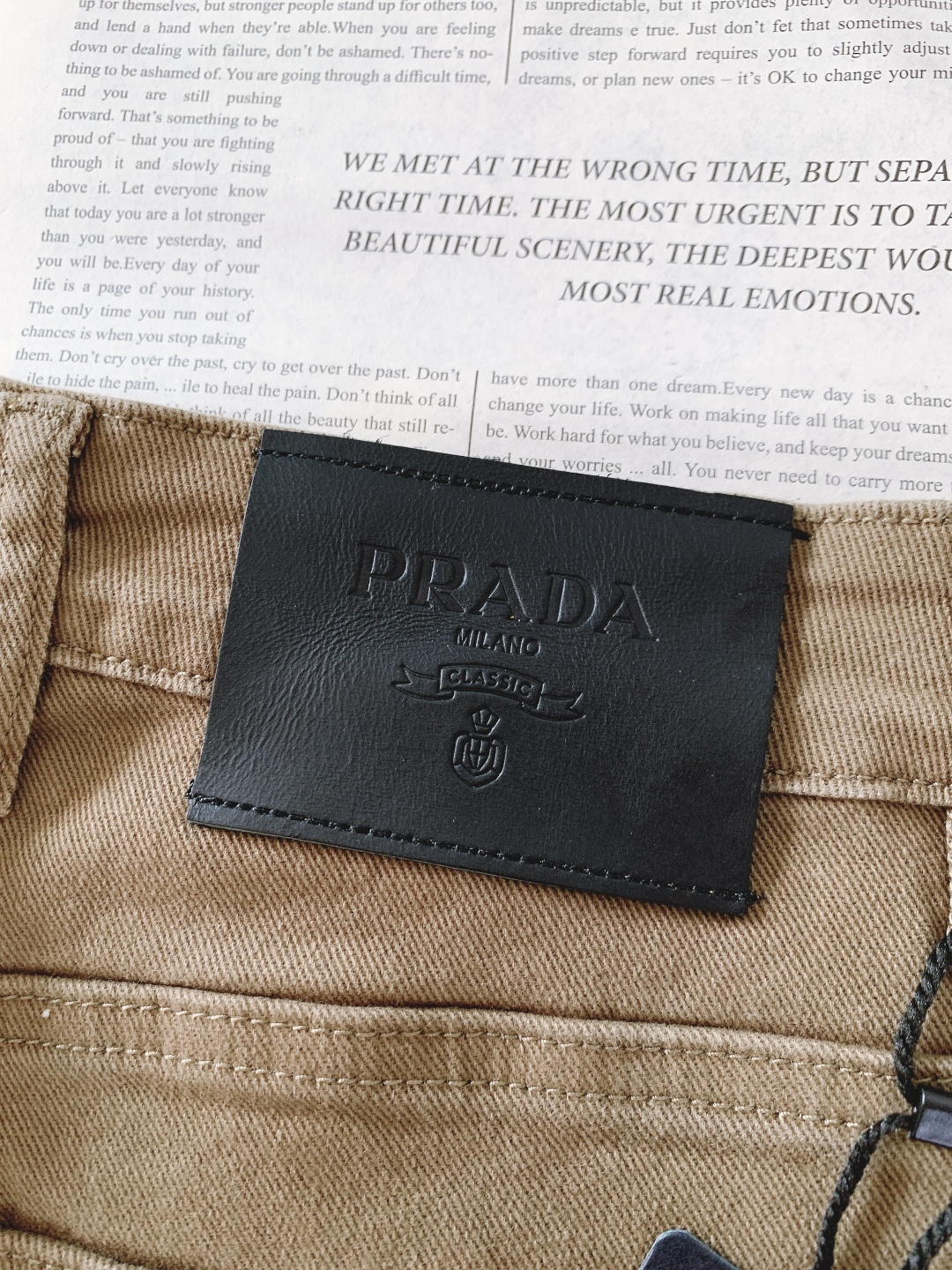 Prada 普拉达 2025FW秋冬新品高级时装感，重工洗水牛仔裤。面料很特殊，超细精仿棉纱混纺，超柔舒