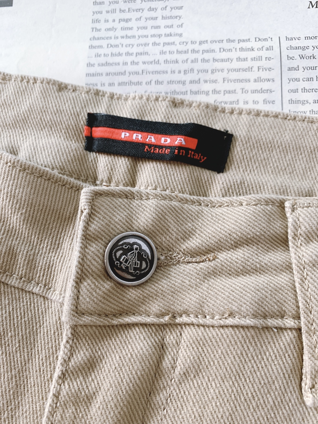 Prada 普拉达 2025FW秋冬新品高级时装感，重工洗水牛仔裤。面料很特殊，超细精仿棉纱混纺，超柔舒