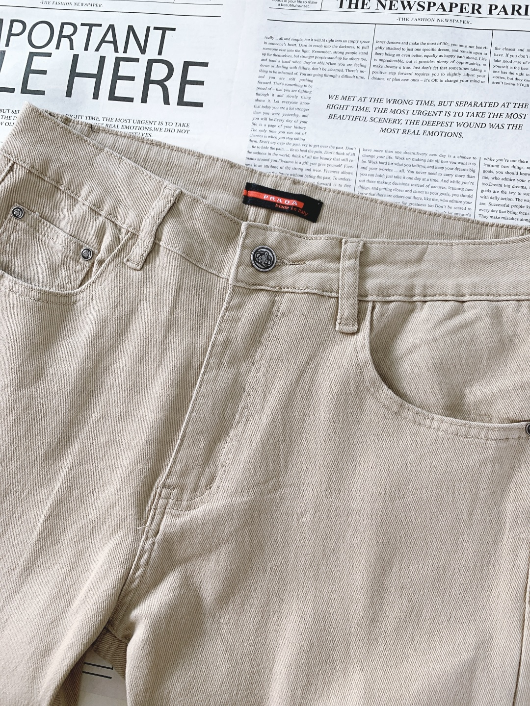 Prada 普拉达 2025FW秋冬新品高级时装感，重工洗水牛仔裤。面料很特殊，超细精仿棉纱混纺，超柔舒