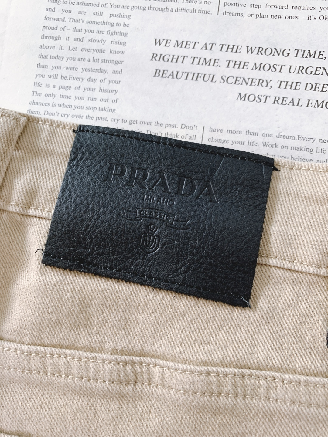 Prada 普拉达 2025FW秋冬新品高级时装感，重工洗水牛仔裤。面料很特殊，超细精仿棉纱混纺，超柔舒