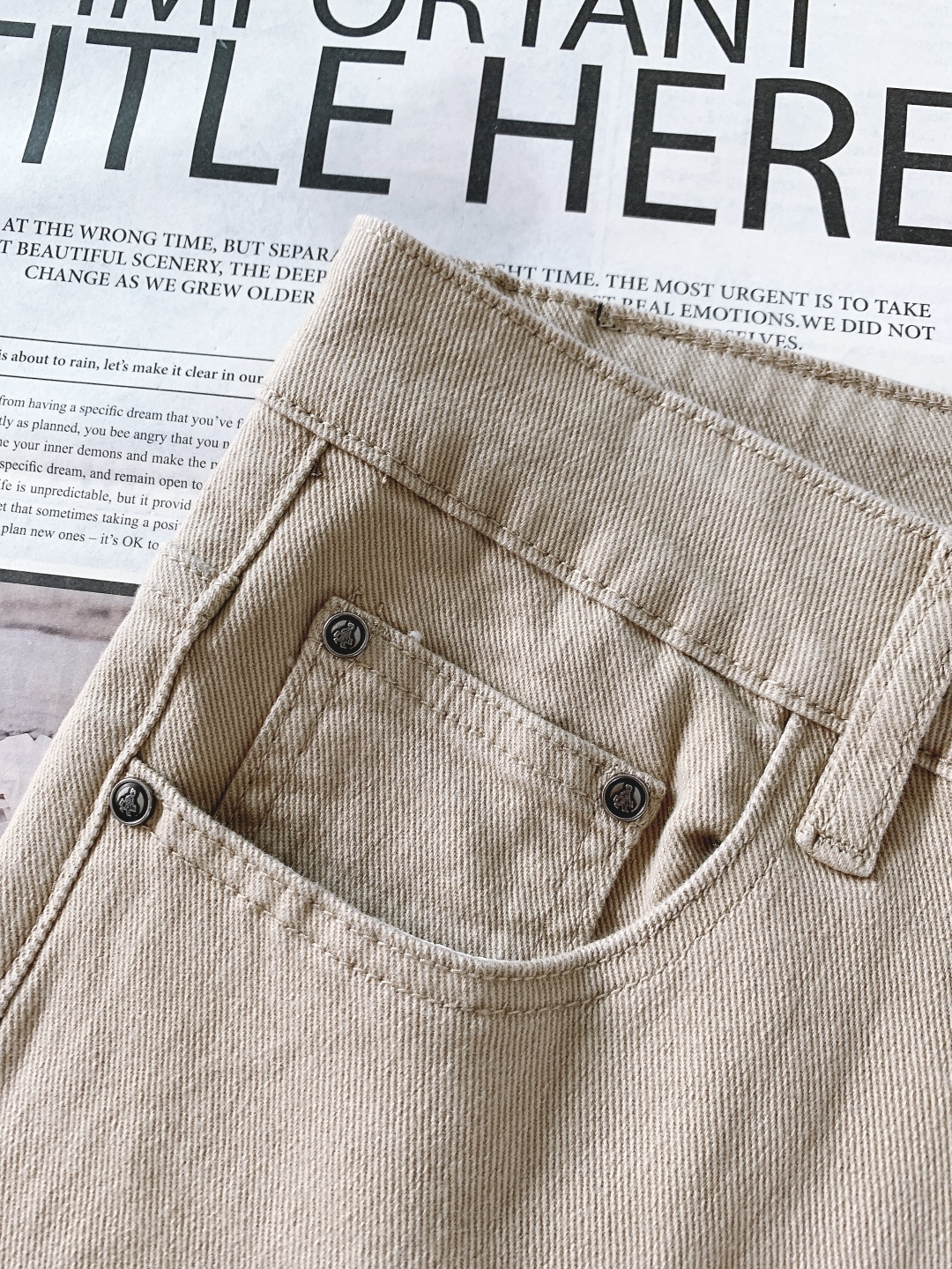 Prada 普拉达 2025FW秋冬新品高级时装感，重工洗水牛仔裤。面料很特殊，超细精仿棉纱混纺，超柔舒