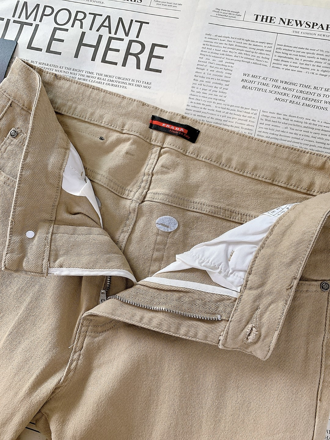 Prada 普拉达 2025FW秋冬新品高级时装感，重工洗水牛仔裤。面料很特殊，超细精仿棉纱混纺，超柔舒