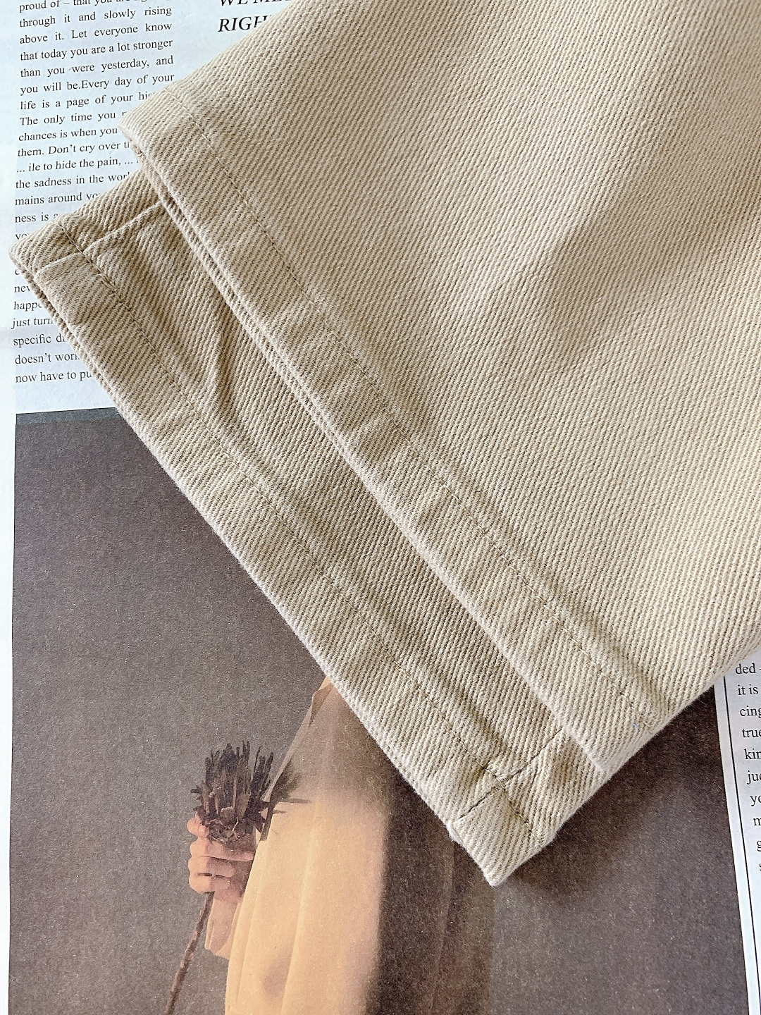 Prada 普拉达 2025FW秋冬新品高级时装感，重工洗水牛仔裤。面料很特殊，超细精仿棉纱混纺，超柔舒